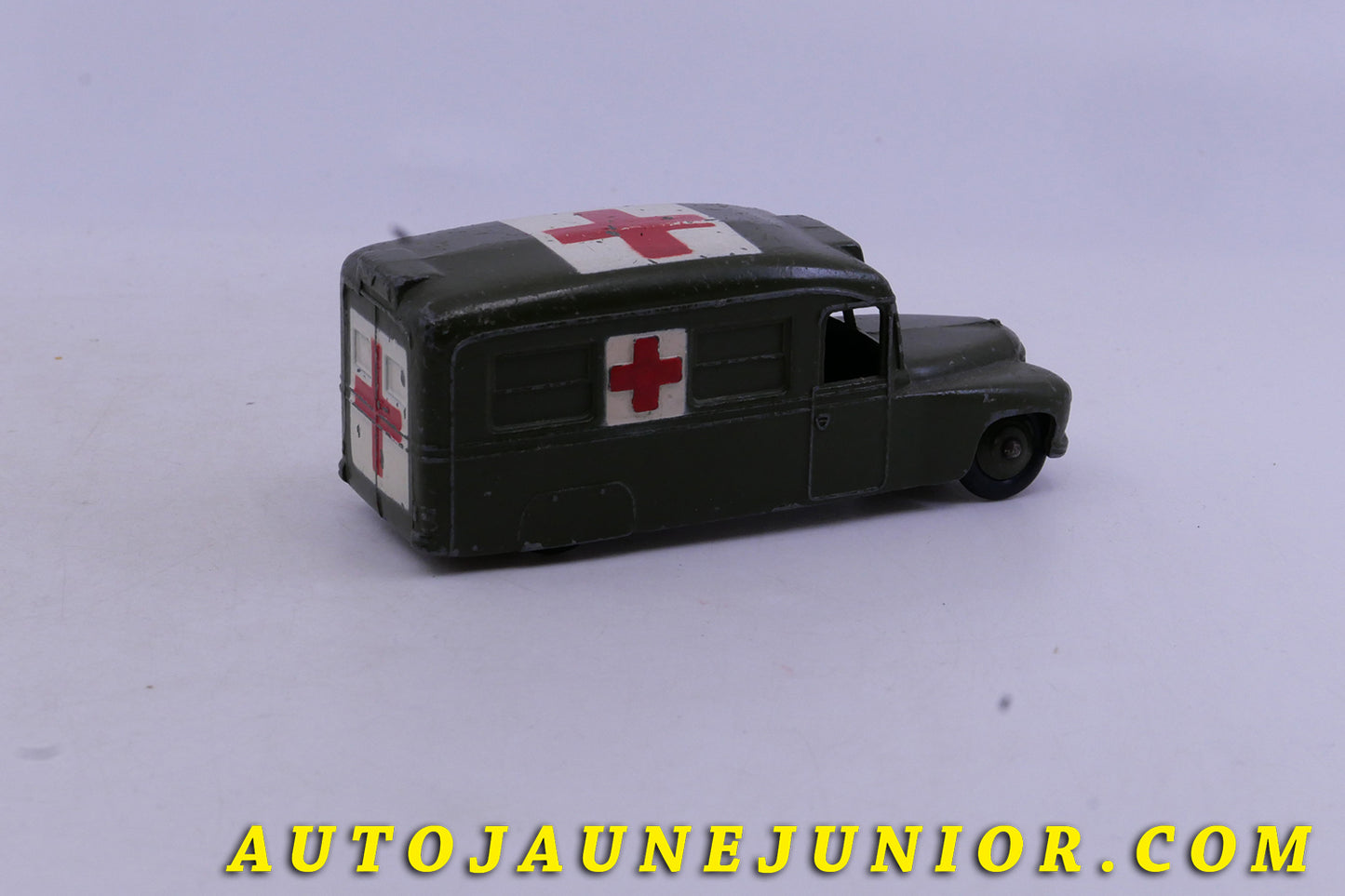 Le Dinky Toys Daimler fourgon ambulance militaire est en vente sur Auto Jaune Junior ! Découvrez nos collections de diecast Minialuxe, CIJ, C-I-J, JRD, J-R-D, Matchbox, Majorette… AutoJaune Junior ; AutoJauneJunior.com : LE site de partage pour les passionés de miniatures et collectionneurs de jouets anciens !
