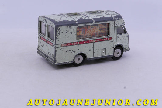 Le Corgi Toys Inconnu Karrier -Bentam fourgon épicerie est en vente sur Auto Jaune Junior ! Découvrez nos collections de diecast Minialuxe, CIJ, C-I-J, JRD, J-R-D, Matchbox, Majorette… AutoJaune Junior ; AutoJauneJunior.com : LE site de partage pour les passionés de miniatures et collectionneurs de jouets anciens !