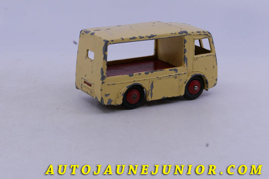 Le Dinky Toys Inconnu Walker-camionette éléectrique Express Dairy est en vente sur Auto Jaune Junior ! Découvrez nos collections de diecast Minialuxe, CIJ, C-I-J, JRD, J-R-D, Matchbox, Majorette… AutoJaune Junior ; AutoJauneJunior.com : LE site de partage pour les passionés de miniatures et collectionneurs de jouets anciens !