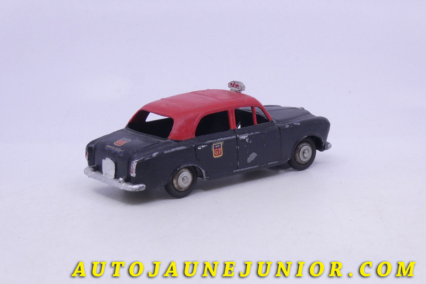 Le Dinky Toys Peugeot 403 Taxi G7 est en vente sur Auto Jaune Junior ! Découvrez nos collections de diecast Minialuxe, CIJ, C-I-J, JRD, J-R-D, Matchbox, Majorette… AutoJaune Junior ; AutoJauneJunior.com : LE site de partage pour les passionés de miniatures et collectionneurs de jouets anciens !