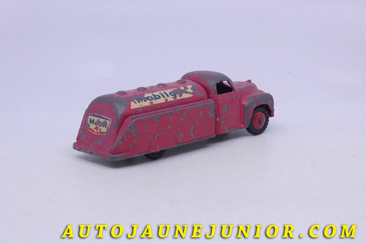 Le Dinky Toys Studebaker Camion citerne Mobilgas est en vente sur Auto Jaune Junior ! Découvrez nos collections de diecast Minialuxe, CIJ, C-I-J, JRD, J-R-D,  Matchbox, Majorette… AutoJaune Junior ; AutoJauneJunior.com : LE site de partage pour les passionés de miniatures et collectionneurs de jouets anciens !