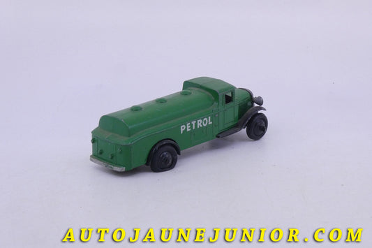 Le Dinky Toys Camion Camion Citerne Petrol Type 2 est en vente sur Auto Jaune Junior ! Découvrez nos collections de diecast Minialuxe, CIJ, C-I-J, JRD, J-R-D, Matchbox, Majorette… AutoJaune Junior ; AutoJauneJunior.com : LE site de partage pour les passionés de miniatures et collectionneurs de jouets anciens !