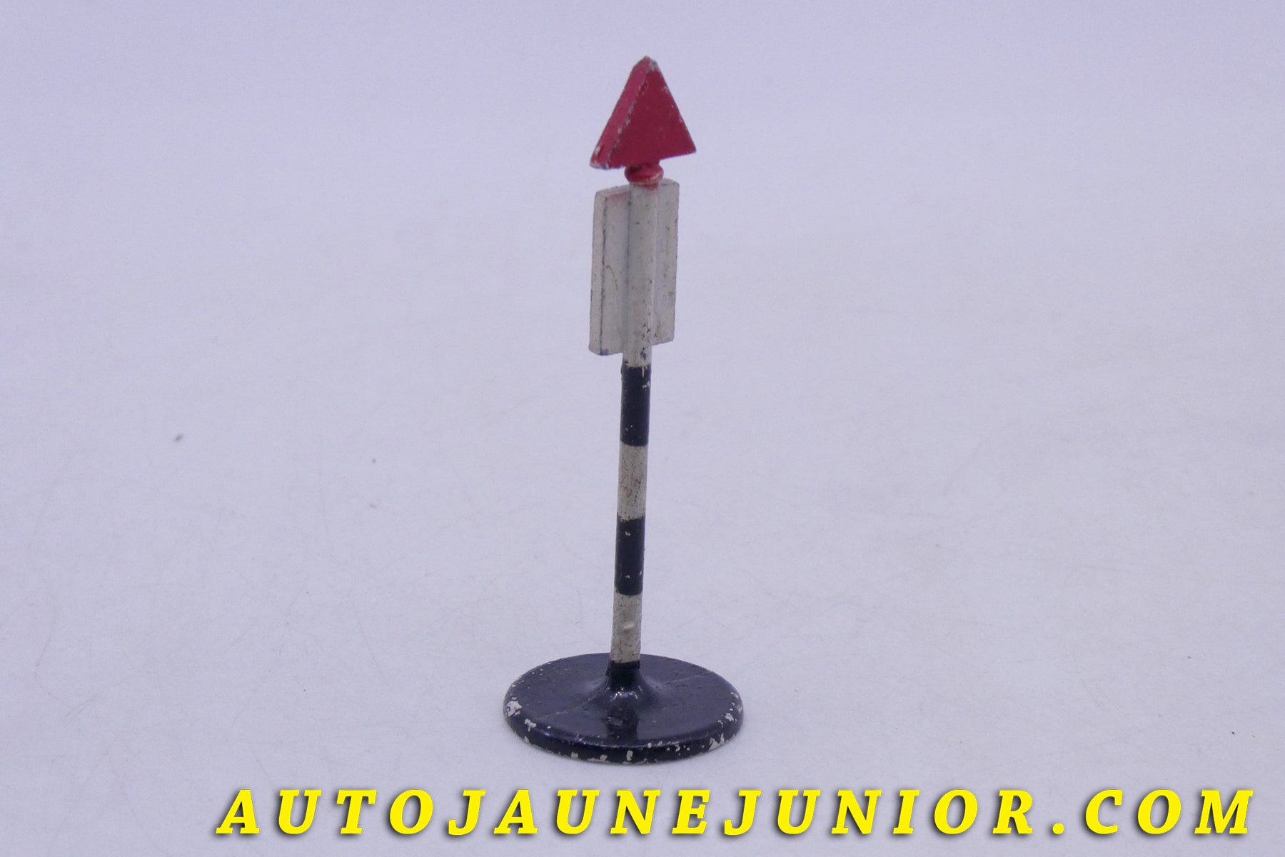 Le Dinky Toys Panneau Panneau Round About est en vente sur Auto Jaune Junior ! Découvrez nos collections de diecast Minialuxe, CIJ, C-I-J, JRD, J-R-D,  Matchbox, Majorette… AutoJaune Junior ; AutoJauneJunior.com : LE site de partage pour les passionés de miniatures et collectionneurs de jouets anciens !