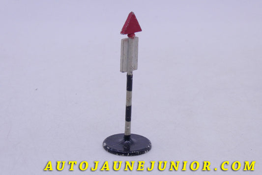 Le Dinky Toys Panneau Panneau Round About est en vente sur Auto Jaune Junior ! Découvrez nos collections de diecast Minialuxe, CIJ, C-I-J, JRD, J-R-D,  Matchbox, Majorette… AutoJaune Junior ; AutoJauneJunior.com : LE site de partage pour les passionés de miniatures et collectionneurs de jouets anciens !