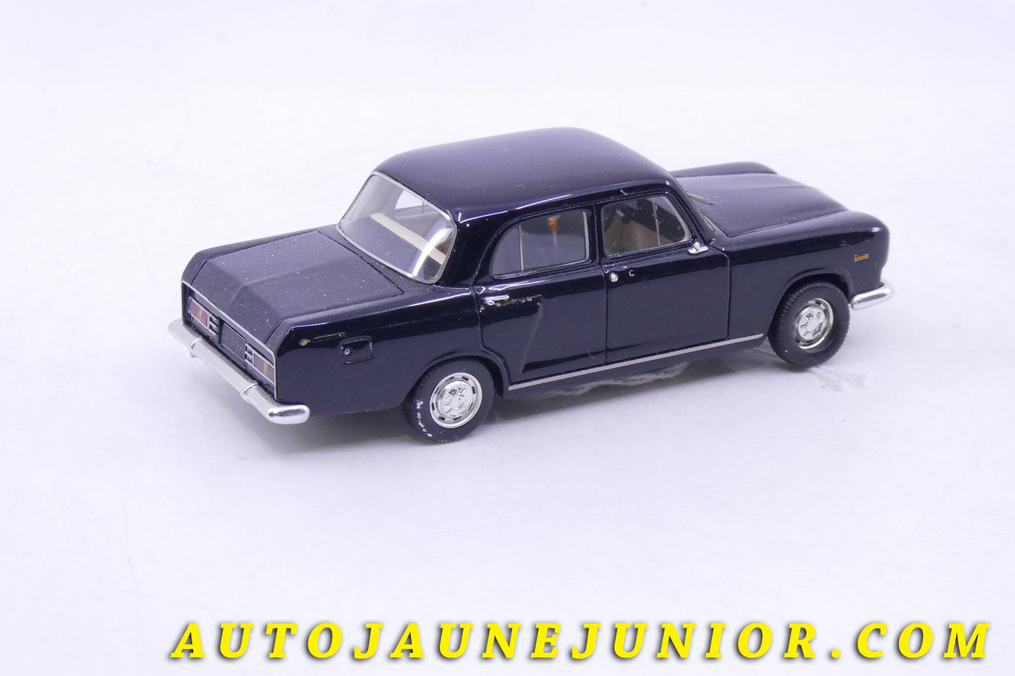 Le Century Dragon Shanghai Berline CDSH-1000C est en vente sur Auto Jaune Junior ! Découvrez nos collections de diecast Minialuxe, CIJ, C-I-J, JRD, J-R-D, Matchbox, Majorette… AutoJaune Junior ; AutoJauneJunior.com : LE site de partage pour les passionés de miniatures et collectionneurs de jouets anciens !