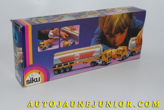 Le #4211 - Siku - Volvo - Camion F12 semi-remorque avec citernes est en vente sur Auto Jaune Junior ! Découvrez nos collections de diecast Minialuxe, CIJ, C-I-J, JRD, J-R-D, Matchbox, Majorette… AutoJauneJunior.com : le site de vente en ligne et de partage pour les passionés de miniatures et collectionneurs de jouets anciens ! Des centaines de modèles en vente, et des nouveautés mises en ligne chaque jour à 21h00 !