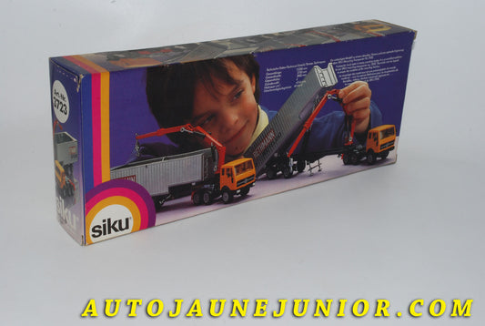 Le #4216 - Siku - Mercedes - Camion Mercedes 2232 semi remorque transporter benne avec grue "Rethmann-Recycling-Transporter" est en vente sur Auto Jaune Junior ! Découvrez nos collections de diecast Minialuxe, CIJ, C-I-J, JRD, J-R-D, Matchbox, Majorette… AutoJauneJunior.com : le site de vente en ligne et de partage pour les passionés de miniatures et collectionneurs de jouets anciens ! Des centaines de modèles en vente, et des nouveautés mises en ligne chaque jour à 21h00 !