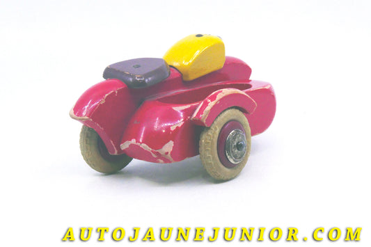Le #4354 - Brio - Moto - Side Car en bois est en vente sur Auto Jaune Junior ! Découvrez nos collections de diecast Minialuxe, CIJ, C-I-J, JRD, J-R-D, Matchbox, Majorette… AutoJauneJunior.com : le site de vente en ligne et de partage pour les passionés de miniatures et collectionneurs de jouets anciens ! Des centaines de modèles en vente, et des nouveautés mises en ligne chaque jour à 21h00 !