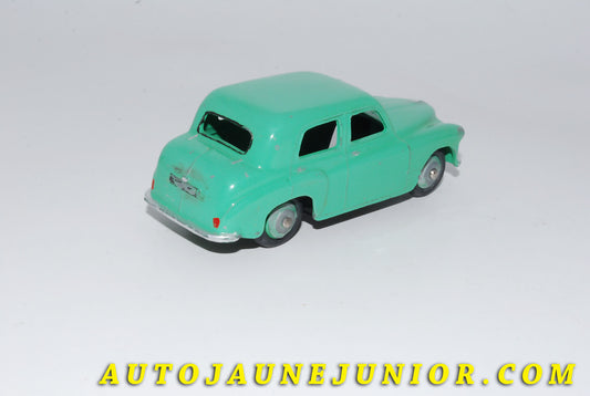 Le #4646 - Dinky Toys - Hillman - Minx Vert est en vente sur Auto Jaune Junior ! Découvrez nos collections de diecast Minialuxe, CIJ, C-I-J, JRD, J-R-D, Matchbox, Majorette… AutoJauneJunior.com : le site de vente en ligne et de partage pour les passionés de miniatures et collectionneurs de jouets anciens ! Des centaines de modèles en vente, et des nouveautés mises en ligne chaque jour à 21h00 !
