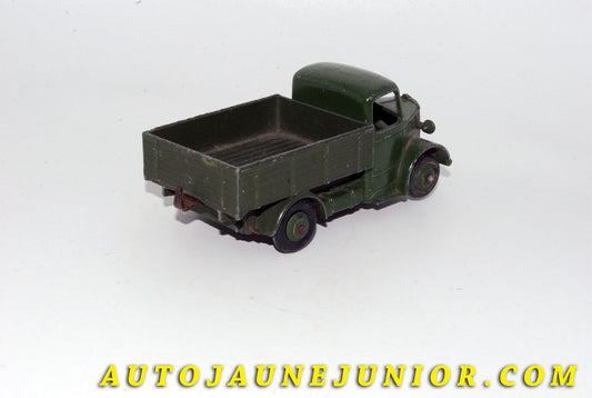 Le #5502 - Dinky Toys - Bedford - Camion « O » Ridelles Militaire (modèle réservé à l'exportation) est en vente sur Auto Jaune Junior ! Découvrez nos collections de diecast Minialuxe, CIJ, C-I-J, JRD, J-R-D, Matchbox, Majorette… AutoJauneJunior.com : le site de vente en ligne et de partage pour les passionés de miniatures et collectionneurs de jouets anciens ! Des centaines de modèles en vente, et des nouveautés mises en ligne chaque jour à 21h00 !