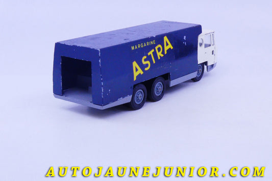 Le #6213 - Verem - Bernard - Cabine Charbonneaux porteur avec caisse frigo"Margarine Astra" est en vente sur Auto Jaune Junior ! Découvrez nos collections de diecast Minialuxe, CIJ, C-I-J, JRD, J-R-D, Matchbox, Majorette… AutoJauneJunior.com : le site de vente en ligne et de partage pour les passionés de miniatures et collectionneurs de jouets anciens ! Des centaines de modèles en vente, et des nouveautés mises en ligne chaque jour à 21h00 !