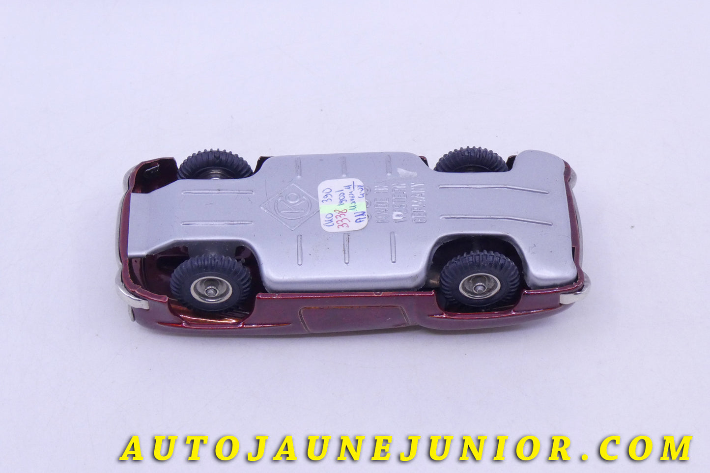 Le CKO Mercedes 190sl cabriolet est en vente sur Auto Jaune Junior ! Découvrez nos collections de diecast Tekno, Politoys, Mebetoys, Mercury, Joal, Diapet, Märklin, TootsieToys.AutoJaune Junior ; Vous avez le même jouet ? Profitez de notre expertise pour vous accompagner dans la vente de vos modèles ou votre collection ! Nous achetons tous lots de miniatures ! Contactez nous !