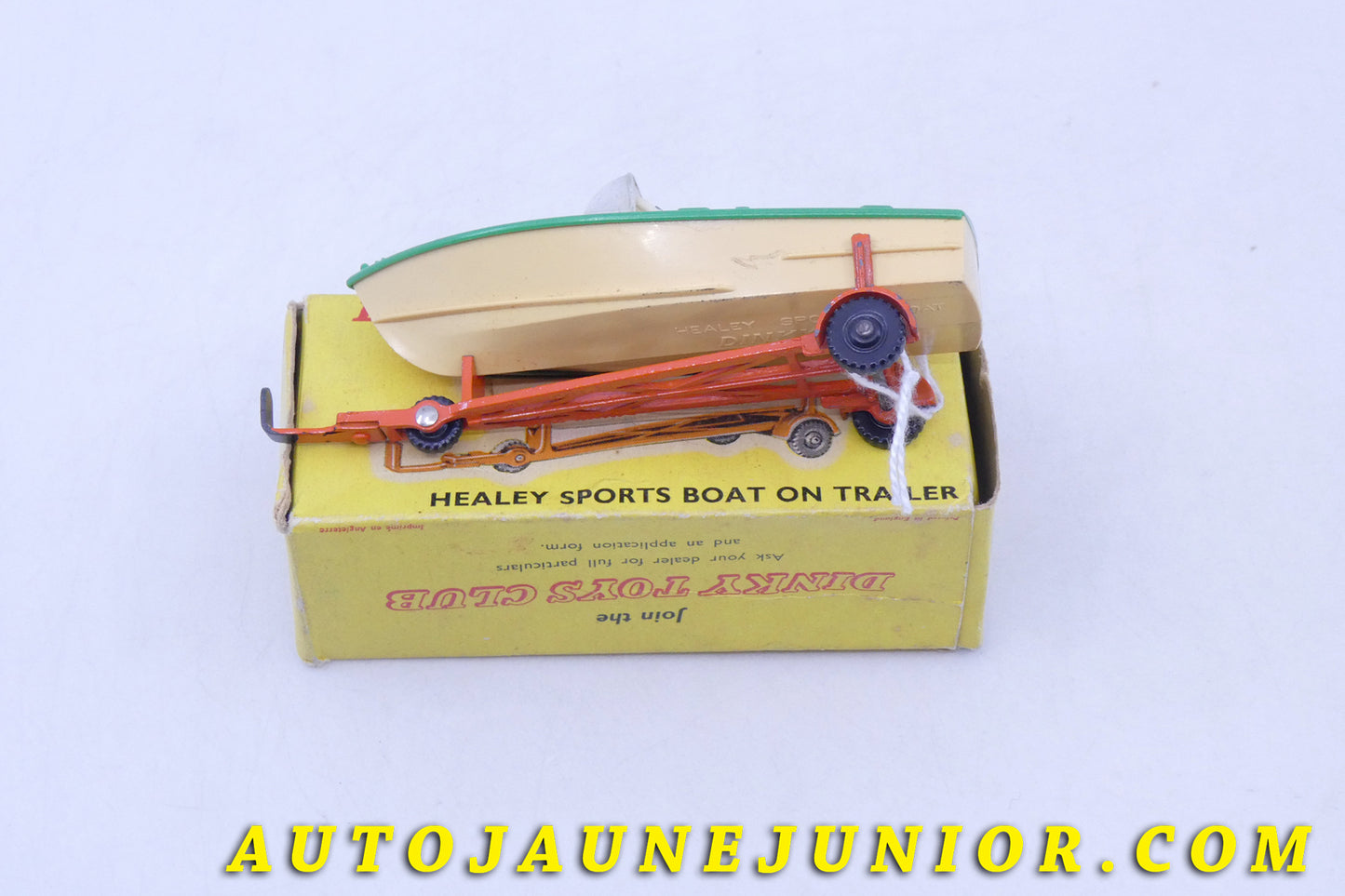 Le Dinky Toys Healey remorque avec hors bord est en vente sur Auto Jaune Junior ! Découvrez nos collections de diecast Tekno, Politoys, Mebetoys, Mercury, Joal, Diapet, Märklin, TootsieToys.AutoJaune Junior ; Vous avez le même jouet ? Profitez de notre expertise pour vous accompagner dans la vente de vos modèles ou votre collection ! Nous achetons tous lots de miniatures ! Contactez nous !