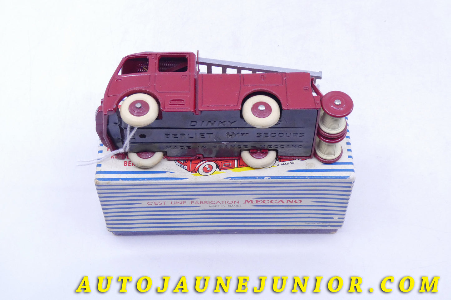 Le Dinky Toys Berliet Camion Premierts secours est en vente sur Auto Jaune Junior ! Découvrez nos collections de diecast Tekno, Politoys, Mebetoys, Mercury, Joal, Diapet, Märklin, TootsieToys.AutoJaune Junior ; Vous avez le même jouet ? Profitez de notre expertise pour vous accompagner dans la vente de vos modèles ou votre collection ! Nous achetons tous lots de miniatures ! Contactez nous !