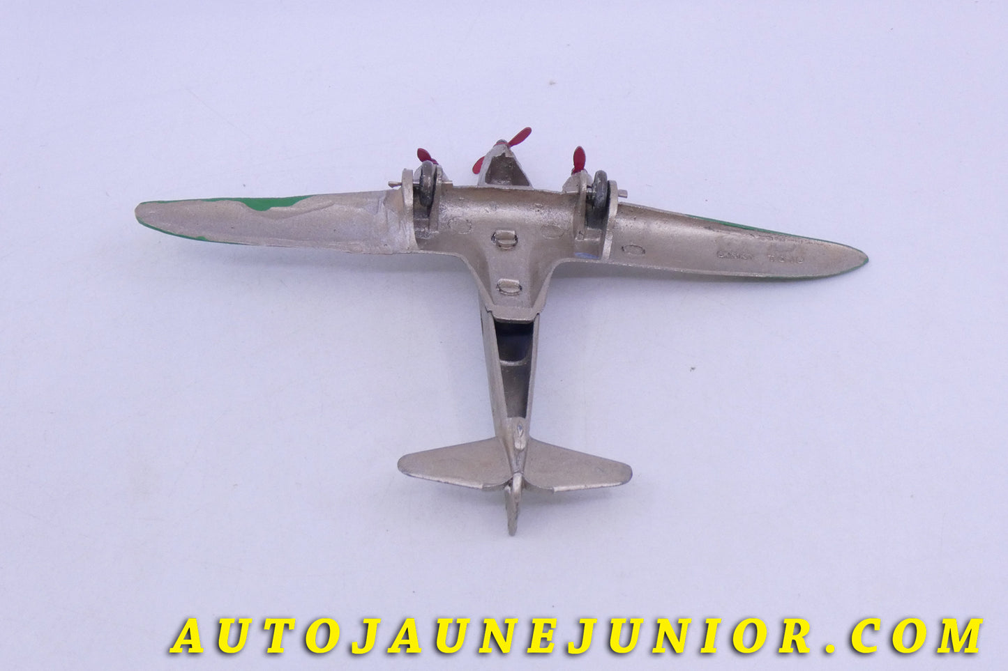Le Dinky Toys Avion L'arc en ciel est en vente sur Auto Jaune Junior ! Découvrez nos collections de diecast Tekno, Politoys, Mebetoys, Mercury, Joal, Diapet, Märklin, TootsieToys.AutoJaune Junior ; Vous avez le même jouet ? Profitez de notre expertise pour vous accompagner dans la vente de vos modèles ou votre collection ! Nous achetons tous lots de miniatures ! Contactez nous !