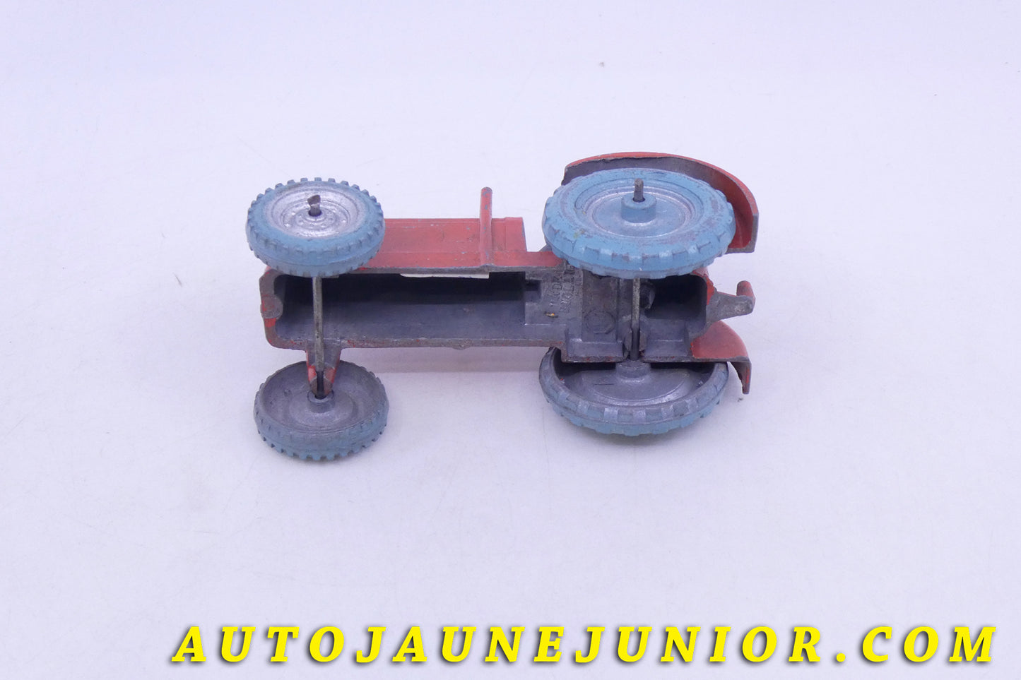 Le Charbens Tracteur Tracteur Agricole est en vente sur Auto Jaune Junior ! Découvrez nos collections de diecast Tekno, Politoys, Mebetoys, Mercury, Joal, Diapet, Märklin, TootsieToys.AutoJaune Junior ; Vous avez le même jouet ? Profitez de notre expertise pour vous accompagner dans la vente de vos modèles ou votre collection ! Nous achetons tous lots de miniatures ! Contactez nous !