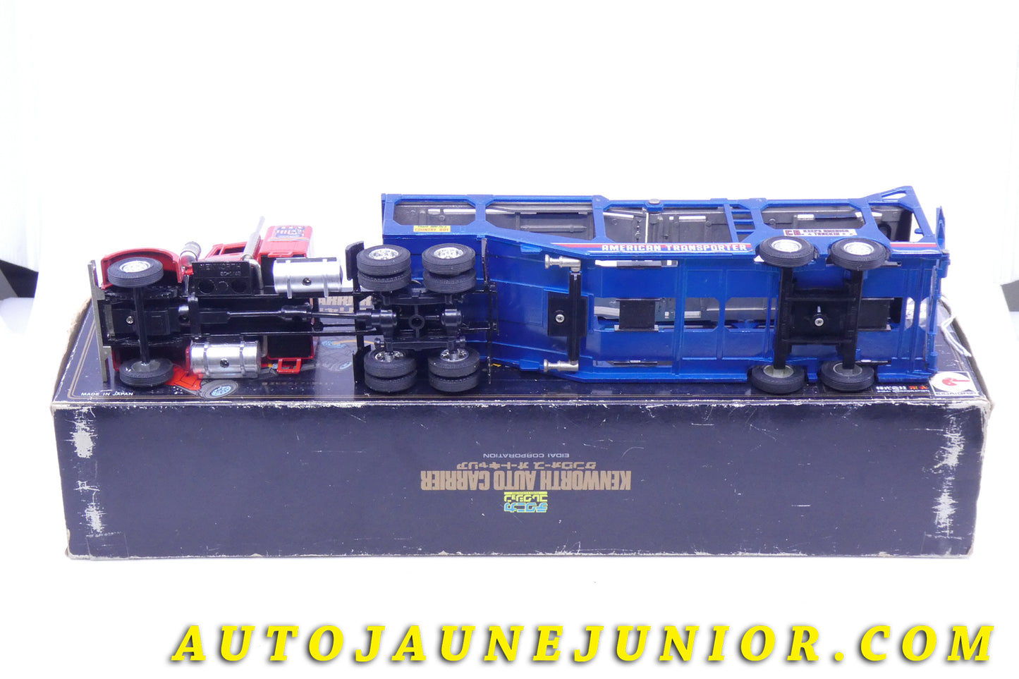 Le Eidai Grip Kenworth Tracteur Semi remorque Porte Auto 'American transporter' est en vente sur Auto Jaune Junior ! Découvrez nos collections de diecast Tekno, Politoys, Mebetoys, Mercury, Joal, Diapet, Märklin, TootsieToys.AutoJaune Junior ; Vous avez le même jouet ? Profitez de notre expertise pour vous accompagner dans la vente de vos modèles ou votre collection ! Nous achetons tous lots de miniatures ! Contactez nous !