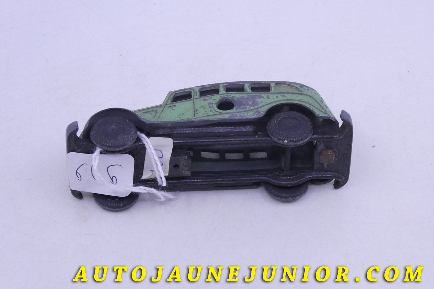 Le Solido Berline Auto démontable est en vente sur Auto Jaune Junior ! Découvrez nos collections de diecast Tekno, Politoys, Mebetoys, Mercury, Joal, Diapet, Märklin, TootsieToys.AutoJaune Junior ; Vous avez le même jouet ? Profitez de notre expertise pour vous accompagner dans la vente de vos modèles ou votre collection ! Nous achetons tous lots de miniatures ! Contactez nous !