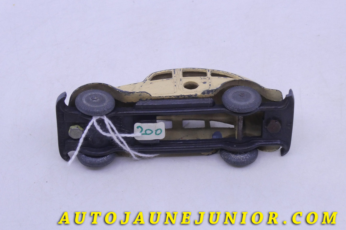 Le Solido Berline Auto démontable est en vente sur Auto Jaune Junior ! Découvrez nos collections de diecast Tekno, Politoys, Mebetoys, Mercury, Joal, Diapet, Märklin, TootsieToys.AutoJaune Junior ; Vous avez le même jouet ? Profitez de notre expertise pour vous accompagner dans la vente de vos modèles ou votre collection ! Nous achetons tous lots de miniatures ! Contactez nous !