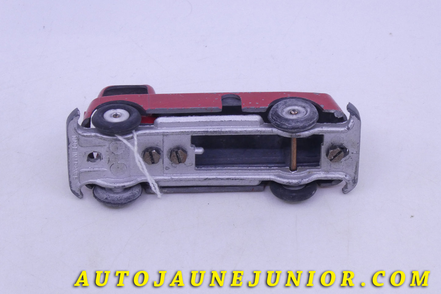 Le Solido Citerne Camion citerne est en vente sur Auto Jaune Junior ! Découvrez nos collections de diecast Tekno, Politoys, Mebetoys, Mercury, Joal, Diapet, Märklin, TootsieToys.AutoJaune Junior ; Vous avez le même jouet ? Profitez de notre expertise pour vous accompagner dans la vente de vos modèles ou votre collection ! Nous achetons tous lots de miniatures ! Contactez nous !