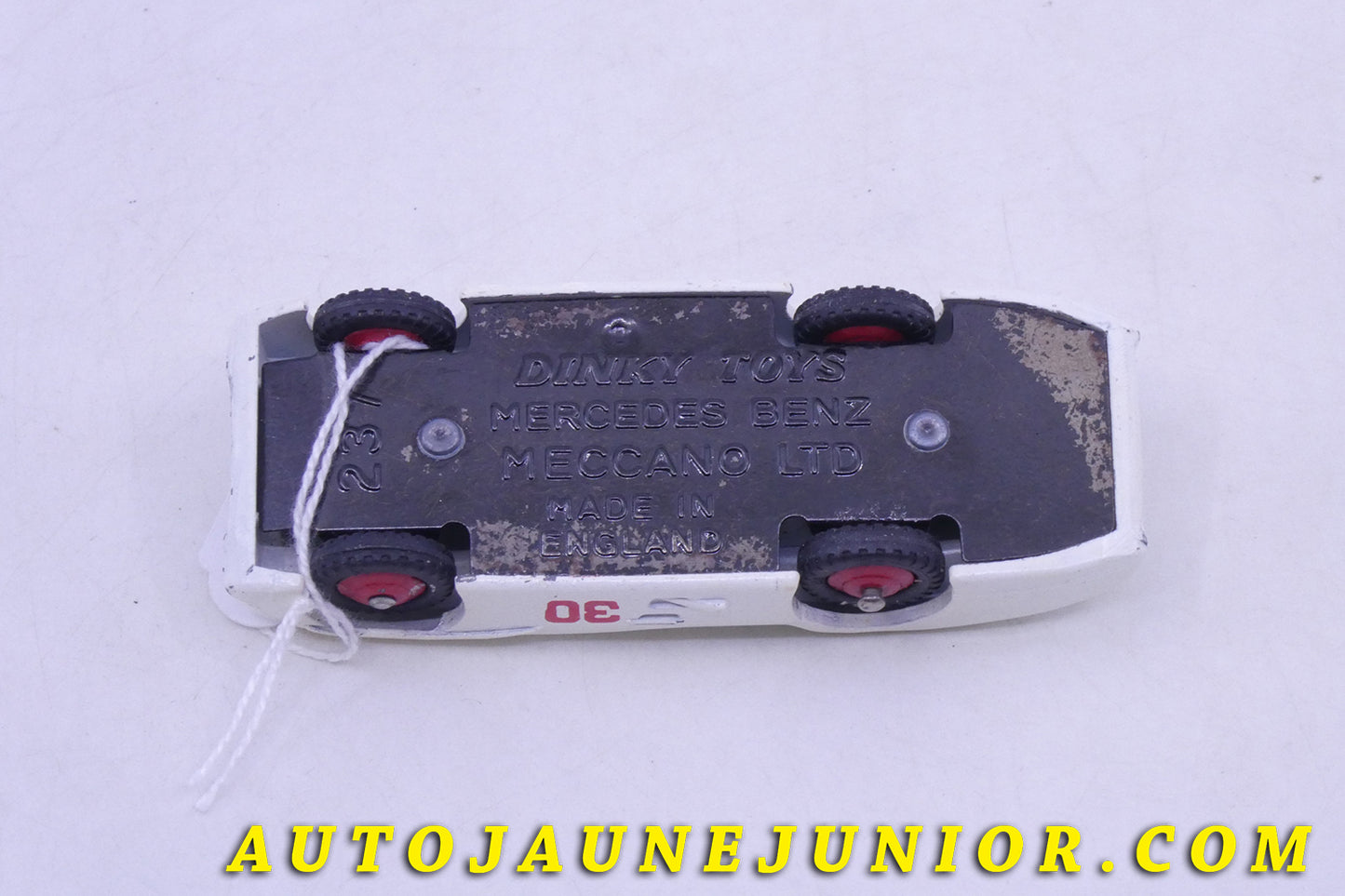 Le Dinky Toys Mercedes W196 monoplace caréne est en vente sur Auto Jaune Junior ! Découvrez nos collections de diecast Tekno, Politoys, Mebetoys, Mercury, Joal, Diapet, Märklin, TootsieToys.AutoJaune Junior ; Vous avez le même jouet ? Profitez de notre expertise pour vous accompagner dans la vente de vos modèles ou votre collection ! Nous achetons tous lots de miniatures ! Contactez nous !