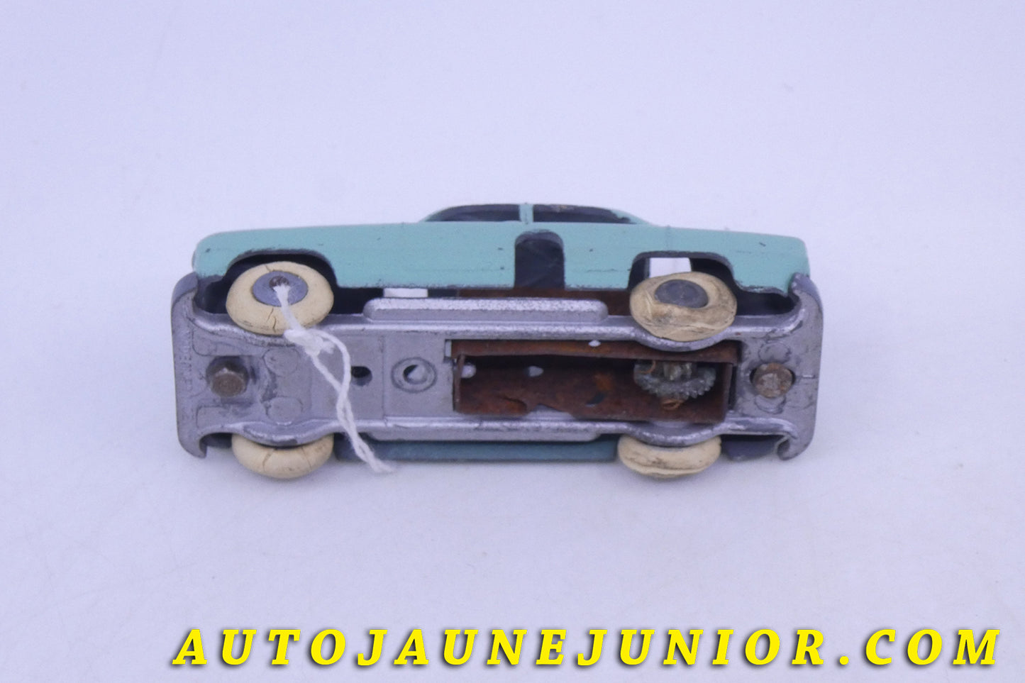 Le Solido Ford Zephyr est en vente sur Auto Jaune Junior ! Découvrez nos collections de diecast Tekno, Politoys, Mebetoys, Mercury, Joal, Diapet, Märklin, TootsieToys.AutoJaune Junior ; Vous avez le même jouet ? Profitez de notre expertise pour vous accompagner dans la vente de vos modèles ou votre collection ! Nous achetons tous lots de miniatures ! Contactez nous !