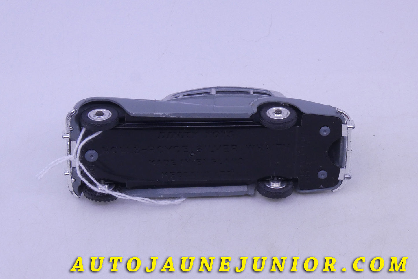 Le Dinky Toys Rolls Royce Silver Wraith est en vente sur Auto Jaune Junior ! Découvrez nos collections de diecast Tekno, Politoys, Mebetoys, Mercury, Joal, Diapet, Märklin, TootsieToys.AutoJaune Junior ; Vous avez le même jouet ? Profitez de notre expertise pour vous accompagner dans la vente de vos modèles ou votre collection ! Nous achetons tous lots de miniatures ! Contactez nous !