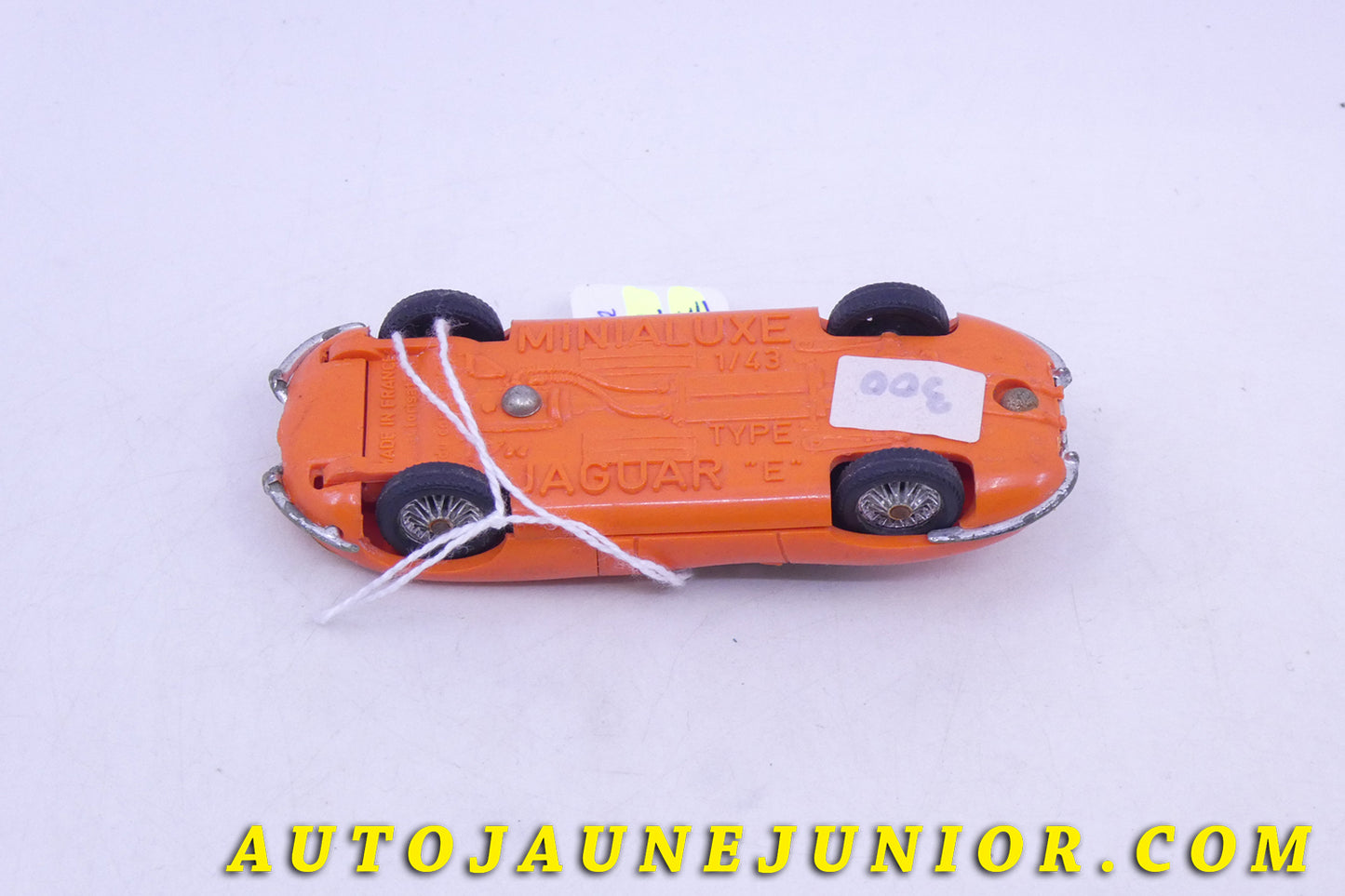 Le Minialuxe Jaguar Type E cabriolet est en vente sur Auto Jaune Junior ! Découvrez nos collections de diecast Tekno, Politoys, Mebetoys, Mercury, Joal, Diapet, Märklin, TootsieToys.AutoJaune Junior ; Vous avez le même jouet ? Profitez de notre expertise pour vous accompagner dans la vente de vos modèles ou votre collection ! Nous achetons tous lots de miniatures ! Contactez nous !