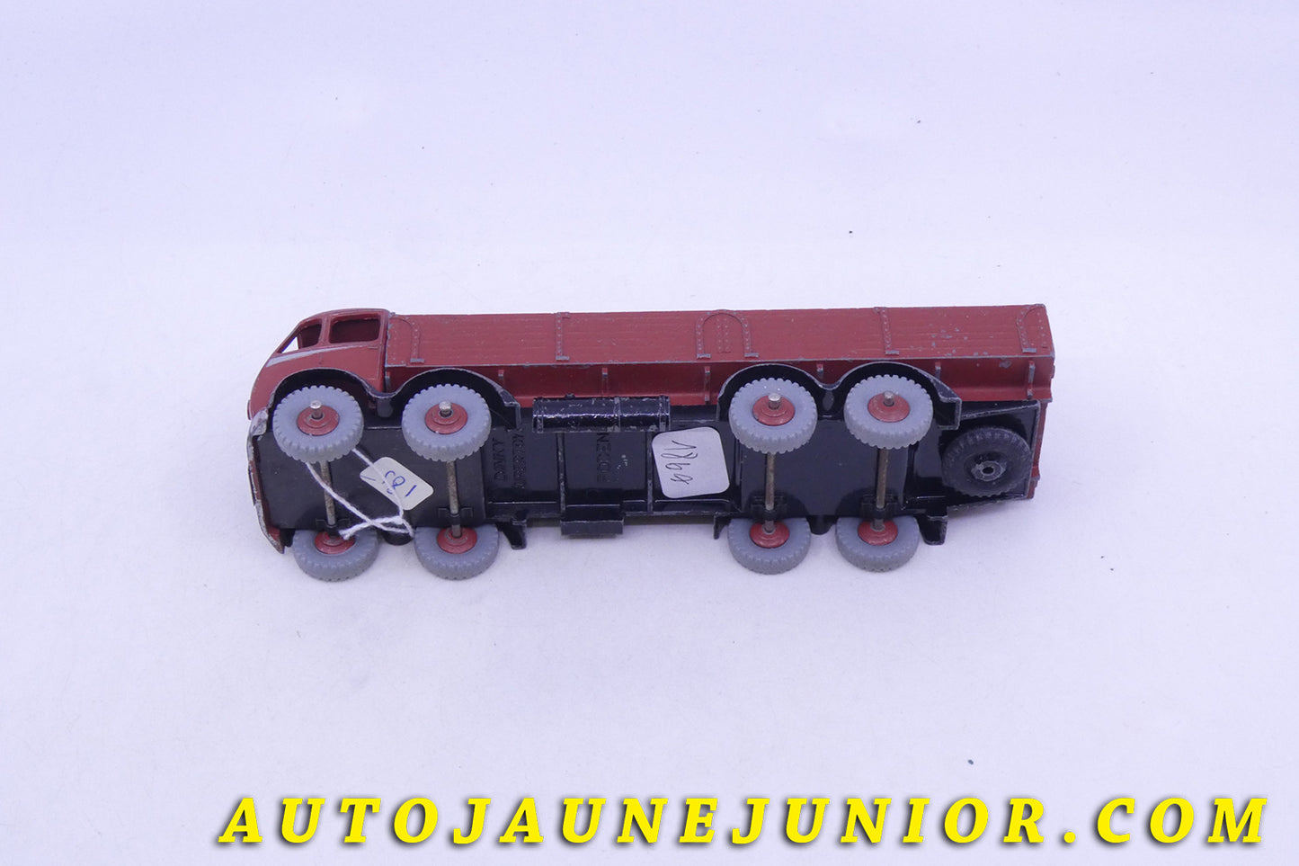 Le Dinky Toys Foden MK I Ridelles est en vente sur Auto Jaune Junior ! Découvrez nos collections de diecast Tekno, Politoys, Mebetoys, Mercury, Joal, Diapet, Märklin, TootsieToys.AutoJaune Junior ; Vous avez le même jouet ? Profitez de notre expertise pour vous accompagner dans la vente de vos modèles ou votre collection ! Nous achetons tous lots de miniatures ! Contactez nous !