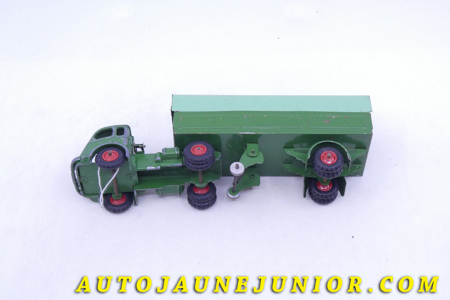 Le C-I-J Renault 120cv semi remorque bâché Type 1 est en vente sur Auto Jaune Junior ! Découvrez nos collections de diecast Tekno, Politoys, Mebetoys, Mercury, Joal, Diapet, Märklin, TootsieToys.AutoJaune Junior ; Vous avez le même jouet ? Profitez de notre expertise pour vous accompagner dans la vente de vos modèles ou votre collection ! Nous achetons tous lots de miniatures ! Contactez nous !
