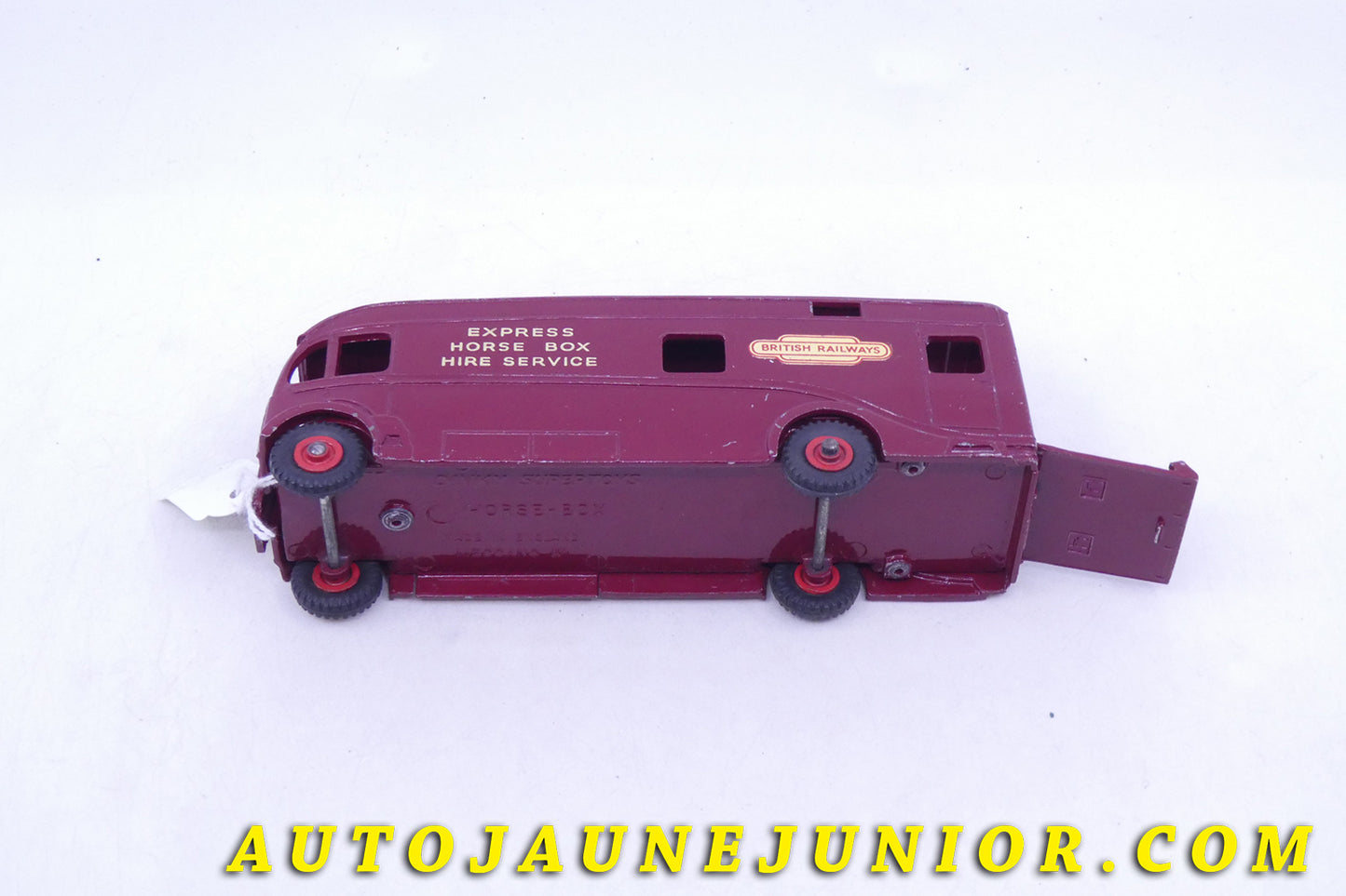 Le Dinky Toys Camion camion fourgon transport de chevaux "British Railways" est en vente sur Auto Jaune Junior ! Découvrez nos collections de diecast Tekno, Politoys, Mebetoys, Mercury, Joal, Diapet, Märklin, TootsieToys.AutoJaune Junior ; Vous avez le même jouet ? Profitez de notre expertise pour vous accompagner dans la vente de vos modèles ou votre collection ! Nous achetons tous lots de miniatures ! Contactez nous !