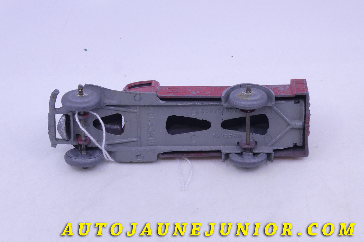 Le Dinky Toys Camion Citerne Type 2 (rare version sans décalque ! ) est en vente sur Auto Jaune Junior ! Découvrez nos collections de diecast Tekno, Politoys, Mebetoys, Mercury, Joal, Diapet, Märklin, TootsieToys.AutoJaune Junior ; Vous avez le même jouet ? Profitez de notre expertise pour vous accompagner dans la vente de vos modèles ou votre collection ! Nous achetons tous lots de miniatures ! Contactez nous !