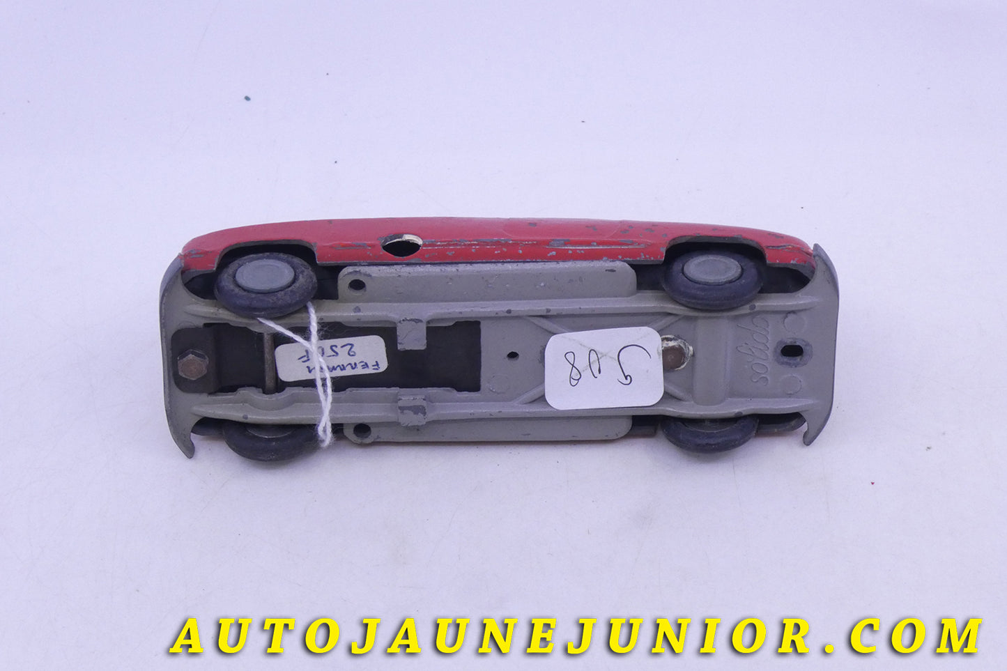 Le Solido Ferrari Ferrari 166 MM (avec phares rapportés) est en vente sur Auto Jaune Junior ! Découvrez nos collections de diecast Tekno, Politoys, Mebetoys, Mercury, Joal, Diapet, Märklin, TootsieToys.AutoJaune Junior ; Vous avez le même jouet ? Profitez de notre expertise pour vous accompagner dans la vente de vos modèles ou votre collection ! Nous achetons tous lots de miniatures ! Contactez nous !