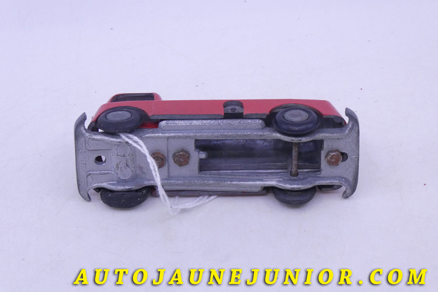 Le Solido Camion Citerne Série Baby est en vente sur Auto Jaune Junior ! Découvrez nos collections de diecast Tekno, Politoys, Mebetoys, Mercury, Joal, Diapet, Märklin, TootsieToys.AutoJaune Junior ; Vous avez le même jouet ? Profitez de notre expertise pour vous accompagner dans la vente de vos modèles ou votre collection ! Nous achetons tous lots de miniatures ! Contactez nous !
