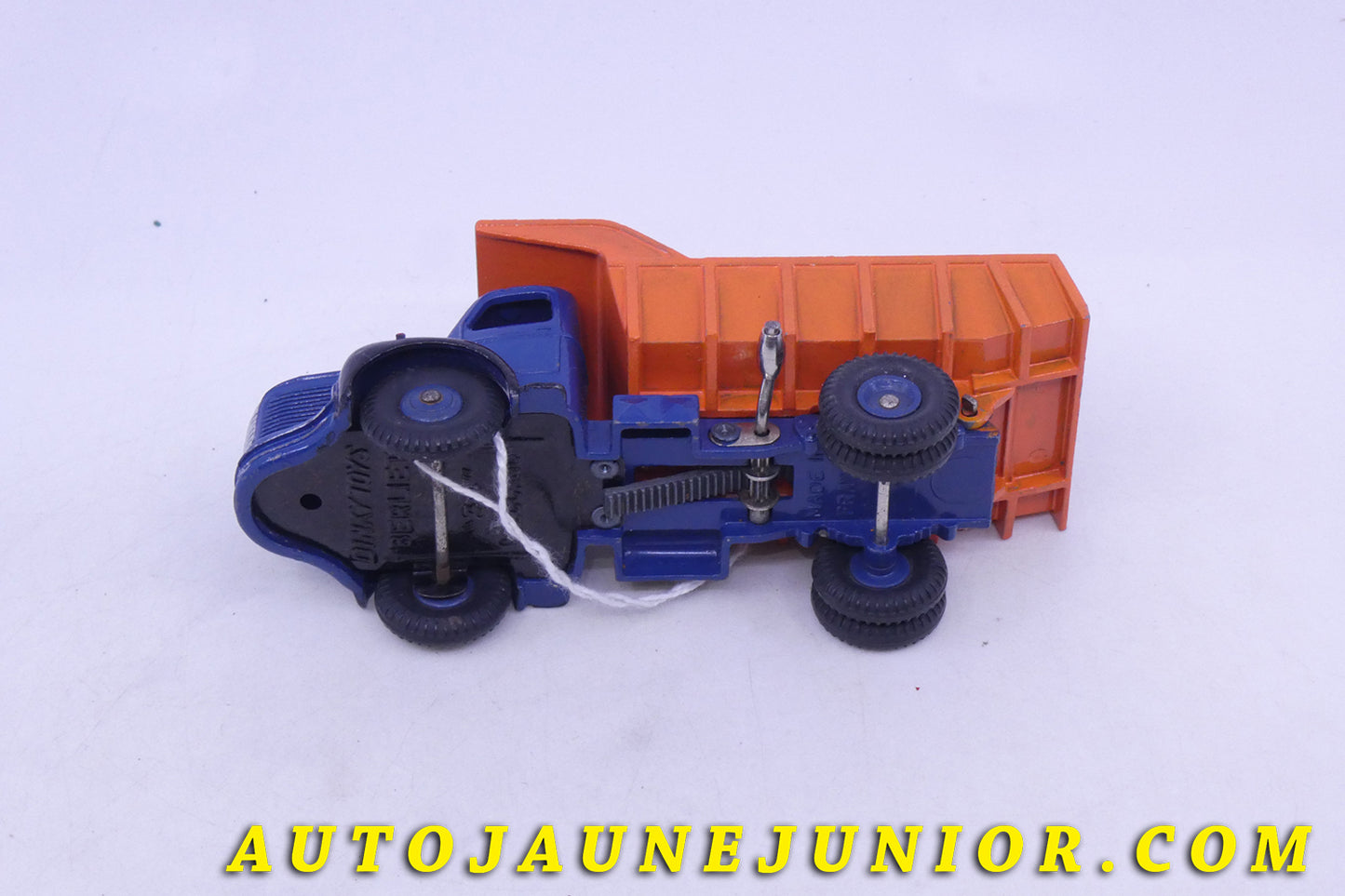 Le Dinky Toys Berliet GLR benne carrière Type 2 (repeint) est en vente sur Auto Jaune Junior ! Découvrez nos collections de diecast Tekno, Politoys, Mebetoys, Mercury, Joal, Diapet, Märklin, TootsieToys.AutoJaune Junior ; Vous avez le même jouet ? Profitez de notre expertise pour vous accompagner dans la vente de vos modèles ou votre collection ! Nous achetons tous lots de miniatures ! Contactez nous !