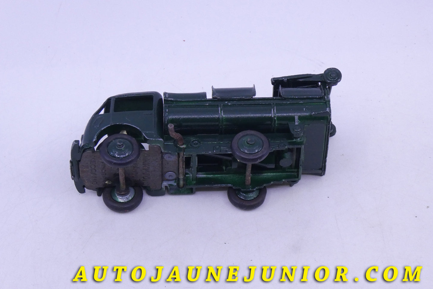 Le Dinky Toys Ford Camion Benne à ordure (Repeint) est en vente sur Auto Jaune Junior ! Découvrez nos collections de diecast Tekno, Politoys, Mebetoys, Mercury, Joal, Diapet, Märklin, TootsieToys.AutoJaune Junior ; Vous avez le même jouet ? Profitez de notre expertise pour vous accompagner dans la vente de vos modèles ou votre collection ! Nous achetons tous lots de miniatures ! Contactez nous !