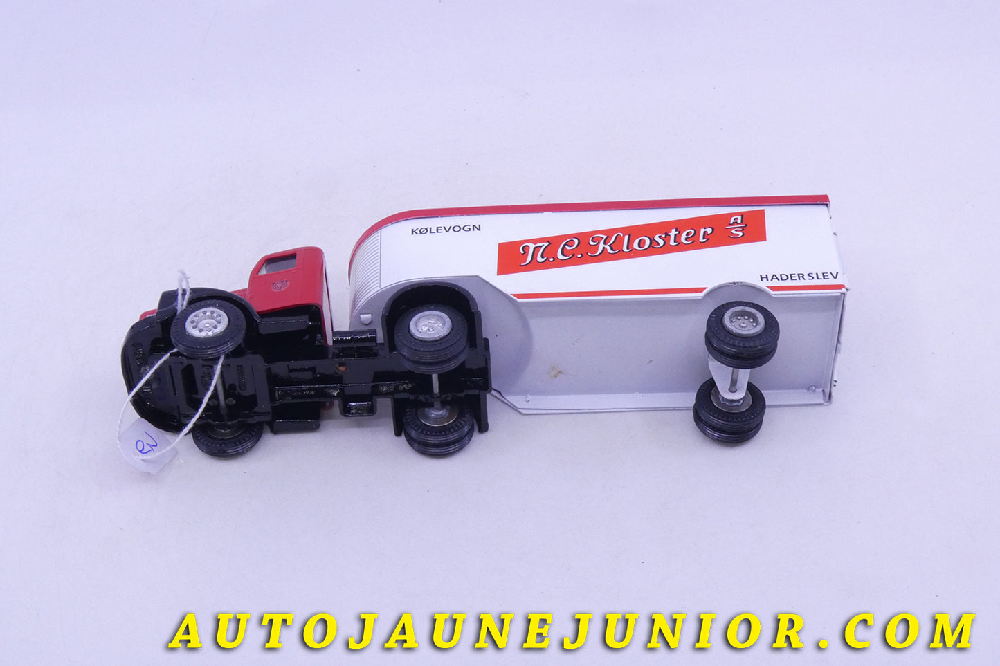 Le Tekno Scania 75 tracteur semi remorque fourgon "NC-Kloster" (Version restaurée) est en vente sur Auto Jaune Junior ! Découvrez nos collections de diecast Tekno, Politoys, Mebetoys, Mercury, Joal, Diapet, Märklin, TootsieToys.AutoJaune Junior ; Vous avez le même jouet ? Profitez de notre expertise pour vous accompagner dans la vente de vos modèles ou votre collection ! Nous achetons tous lots de miniatures ! Contactez nous !
