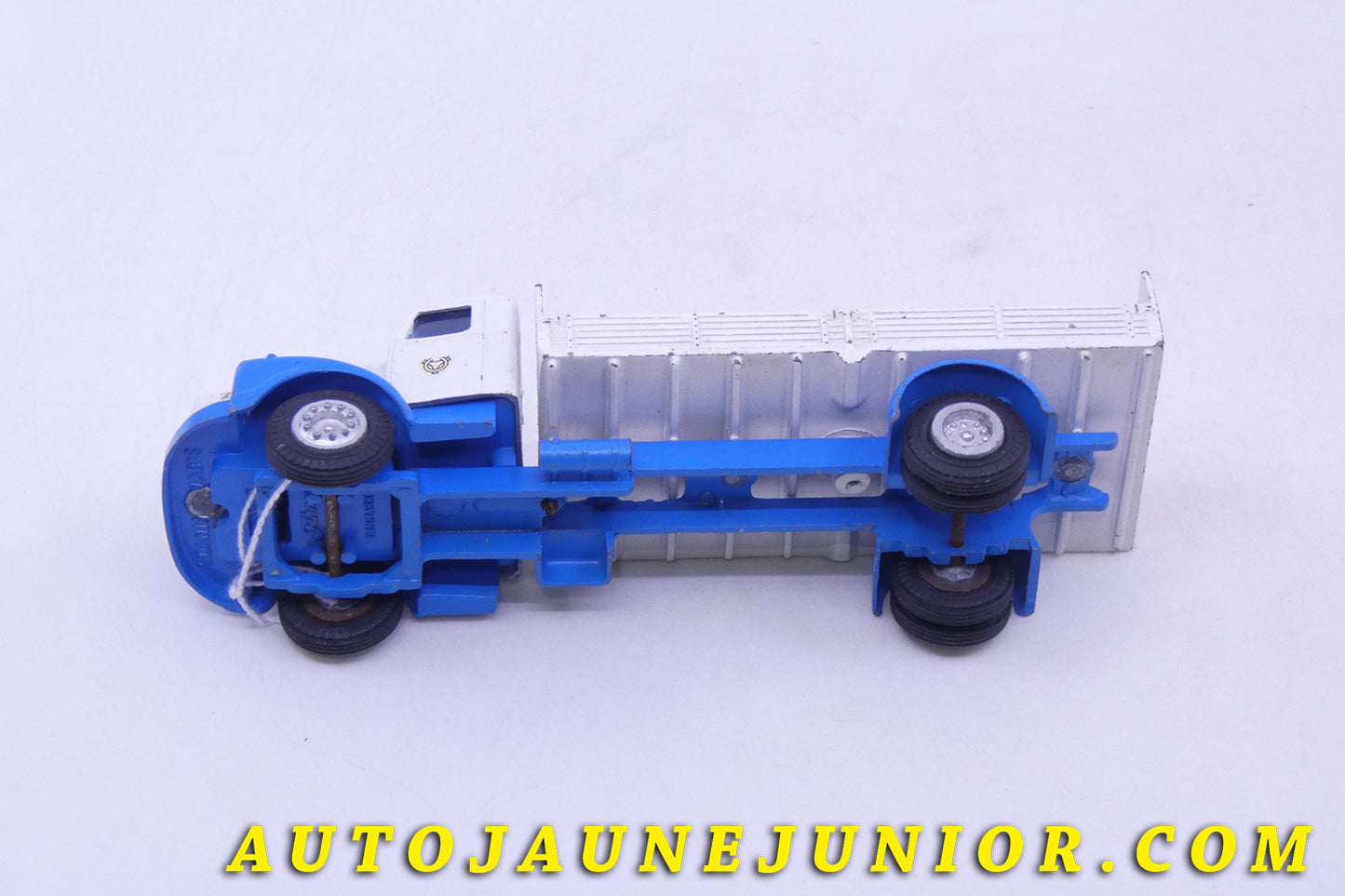 Le Tekno Scania 76 porteur ridelles Laitier Scania Vabis est en vente sur Auto Jaune Junior ! Découvrez nos collections de diecast Tekno, Politoys, Mebetoys, Mercury, Joal, Diapet, Märklin, TootsieToys.AutoJaune Junior ; Vous avez le même jouet ? Profitez de notre expertise pour vous accompagner dans la vente de vos modèles ou votre collection ! Nous achetons tous lots de miniatures ! Contactez nous !
