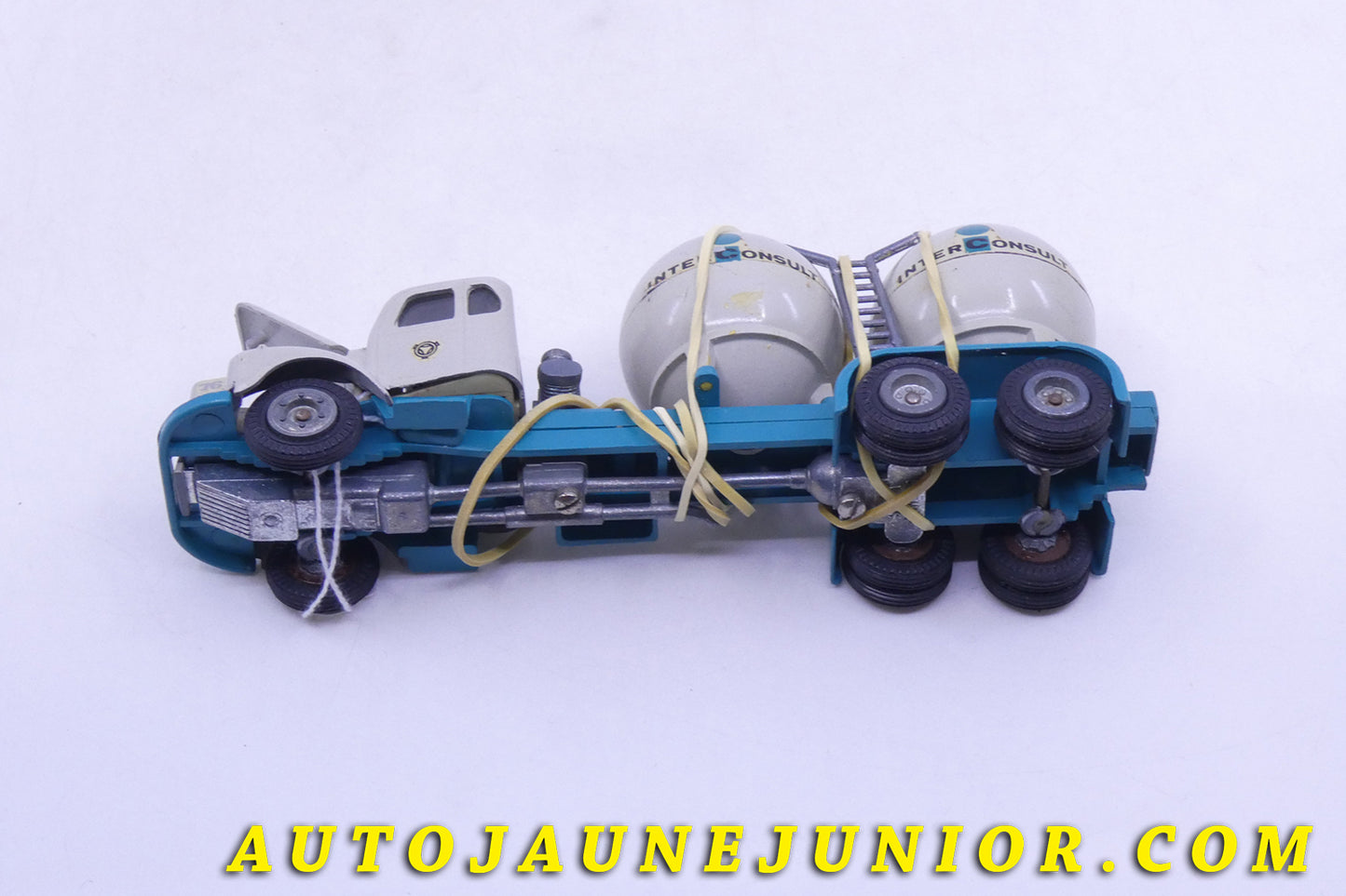 Le Tekno Scania 76 avec citernes à ciment"Interconsult" est en vente sur Auto Jaune Junior ! Découvrez nos collections de diecast Tekno, Politoys, Mebetoys, Mercury, Joal, Diapet, Märklin, TootsieToys.AutoJaune Junior ; Vous avez le même jouet ? Profitez de notre expertise pour vous accompagner dans la vente de vos modèles ou votre collection ! Nous achetons tous lots de miniatures ! Contactez nous !