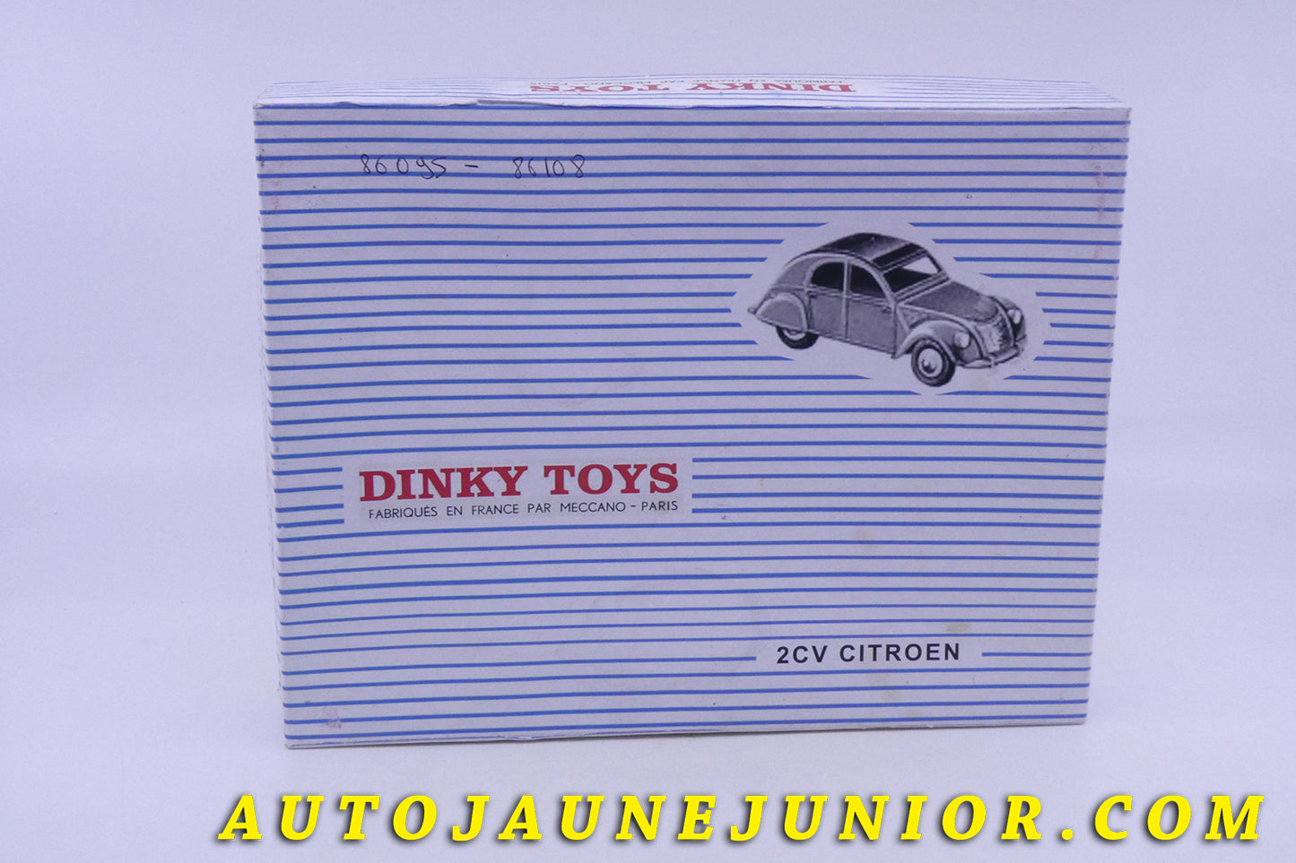 Le Dinky Toys Citroën 2Cv -Boite "Repro" est en vente sur Auto Jaune Junior ! Découvrez nos collections de diecast Tekno, Politoys, Mebetoys, Mercury, Joal, Diapet, Märklin, TootsieToys.AutoJaune Junior ; Vous avez le même jouet ? Profitez de notre expertise pour vous accompagner dans la vente de vos modèles ou votre collection ! Nous achetons tous lots de miniatures ! Contactez nous !