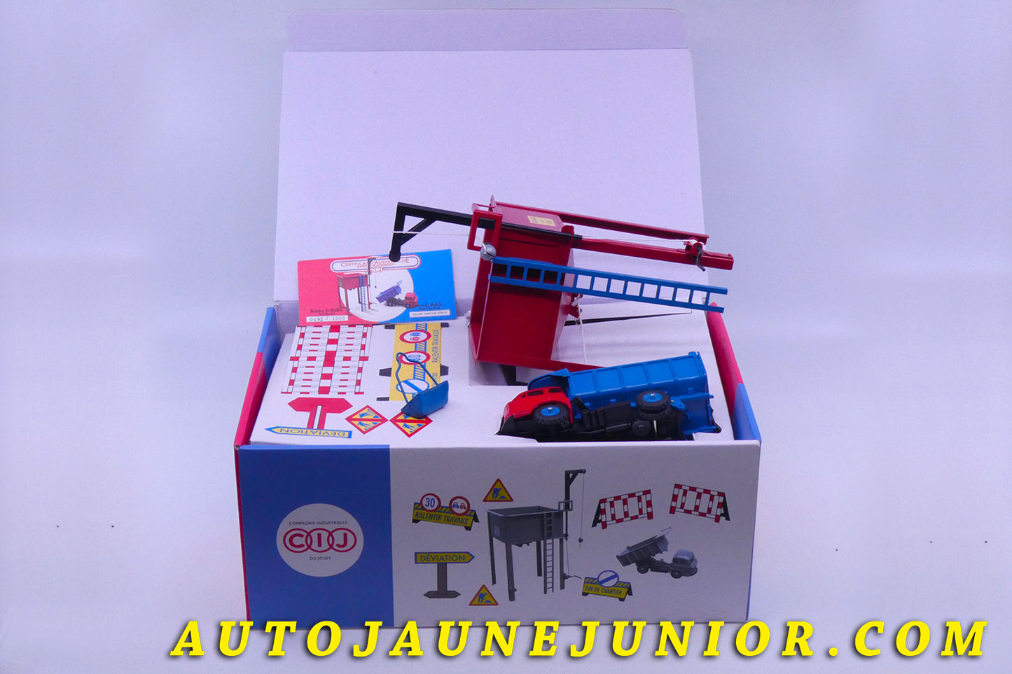 Le Atlas Saviem Coffret Chantier Travaux Publics avec JL20 benne charbonnière est en vente sur Auto Jaune Junior ! Découvrez nos collections de diecast Tekno, Politoys, Mebetoys, Mercury, Joal, Diapet, Märklin, TootsieToys.AutoJaune Junior ; Vous avez le même jouet ? Profitez de notre expertise pour vous accompagner dans la vente de vos modèles ou votre collection ! Nous achetons tous lots de miniatures ! Contactez nous !