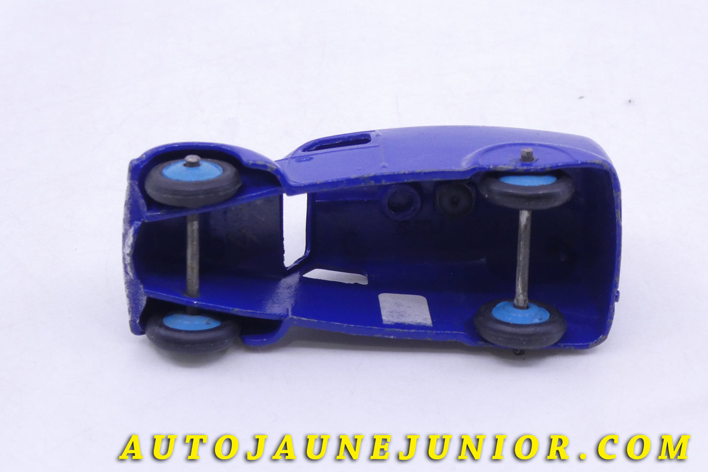 Le Dinky Toys Fourgon Avec Hauts-Parleurs est en vente sur Auto Jaune Junior ! Découvrez nos collections de diecast Tekno, Politoys, Mebetoys, Mercury, Joal, Diapet, Märklin, TootsieToys.AutoJaune Junior ; Vous avez le même jouet ? Profitez de notre expertise pour vous accompagner dans la vente de vos modèles ou votre collection ! Nous achetons tous lots de miniatures ! Contactez nous !