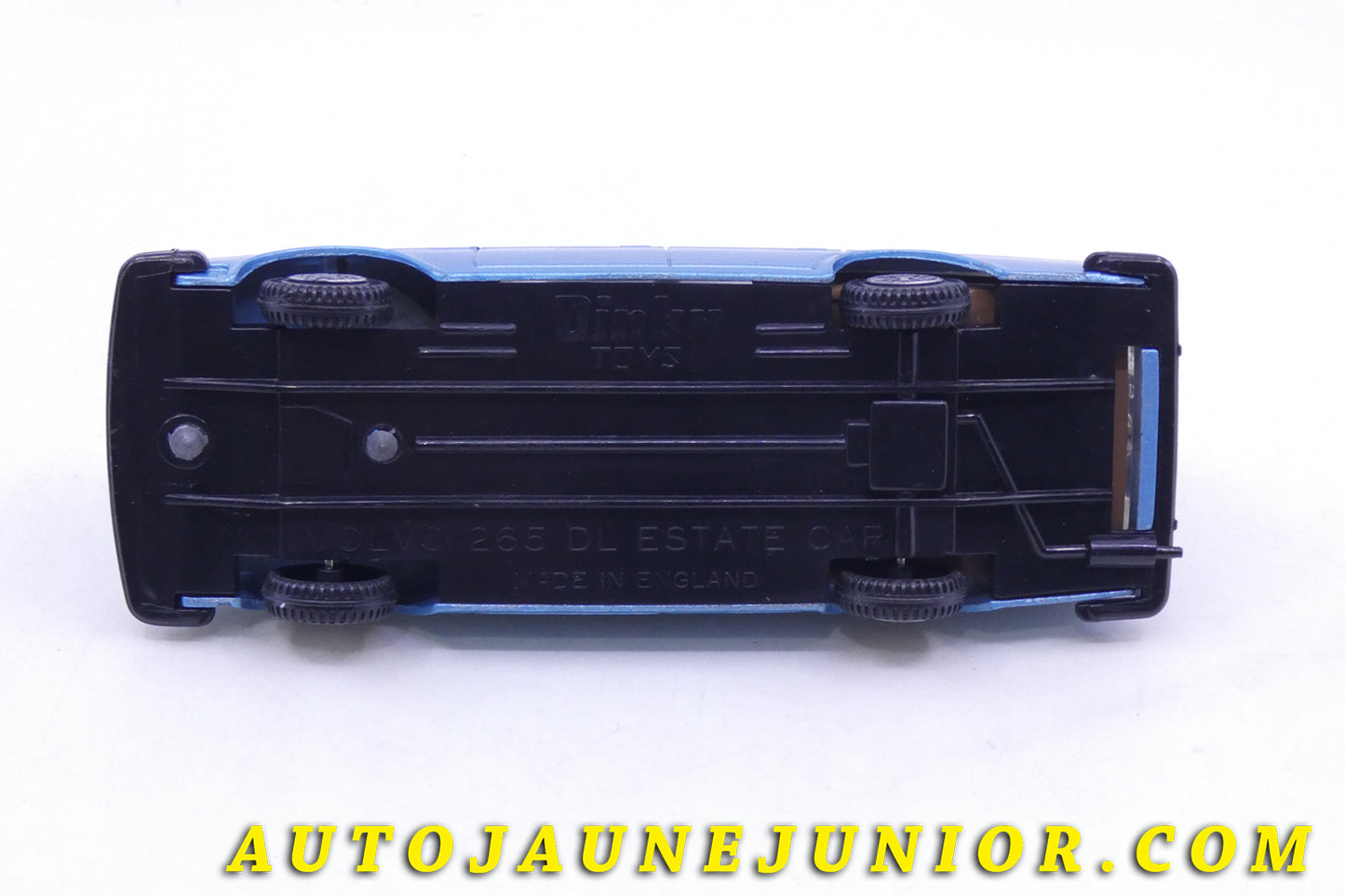 Le Dinky Toys Volvo 265-DL Elstate Car est en vente sur Auto Jaune Junior ! Découvrez nos collections de diecast Tekno, Politoys, Mebetoys, Mercury, Joal, Diapet, Märklin, TootsieToys.AutoJaune Junior ; Vous avez le même jouet ? Profitez de notre expertise pour vous accompagner dans la vente de vos modèles ou votre collection ! Nous achetons tous lots de miniatures ! Contactez nous !