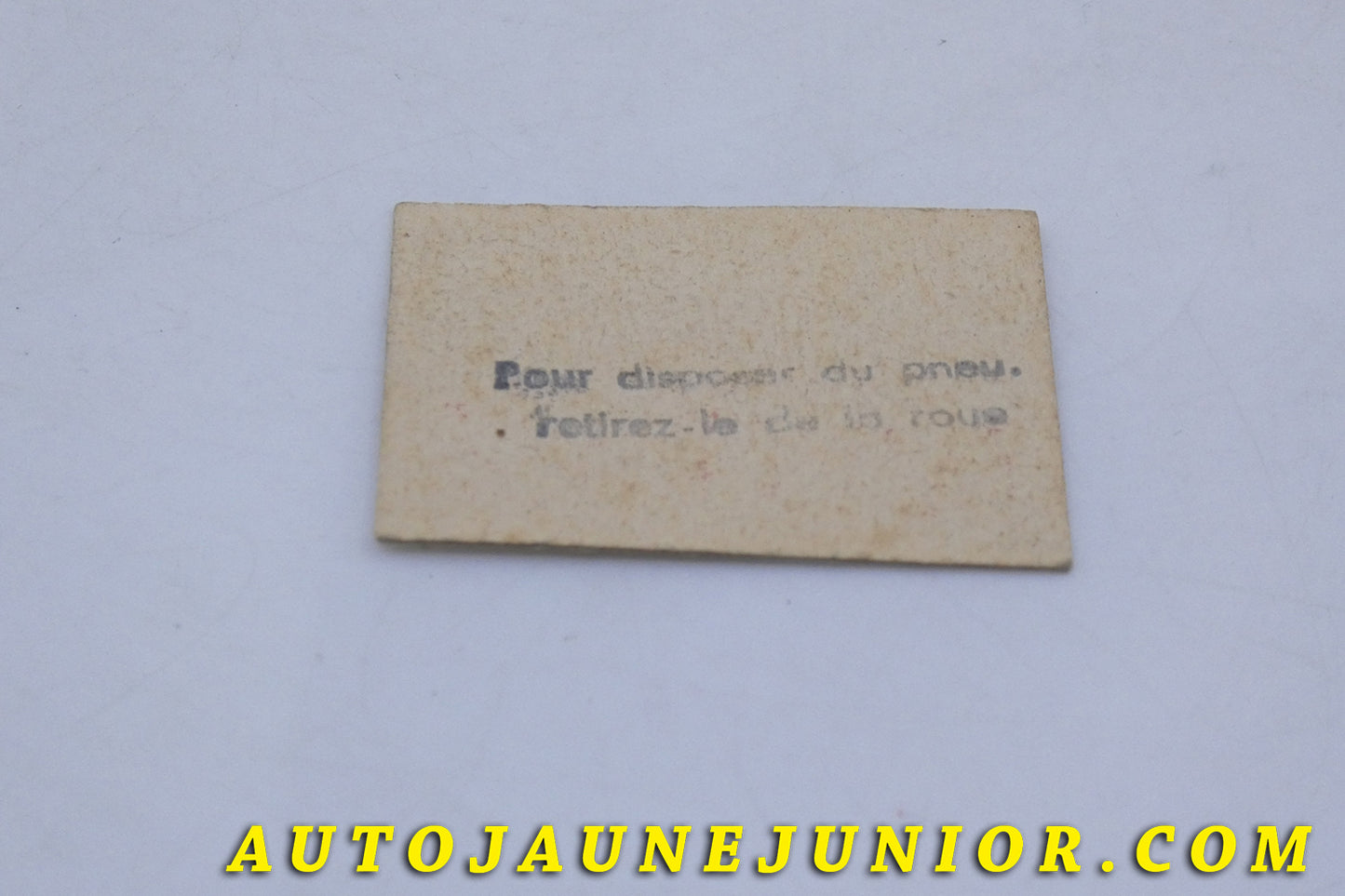 Le Norev Objet Papier d'origine "Pneus Norev" est en vente sur Auto Jaune Junior ! Découvrez nos collections de diecast Tekno, Politoys, Mebetoys, Mercury, Joal, Diapet, Märklin, TootsieToys.AutoJaune Junior ; Vous avez le même jouet ? Profitez de notre expertise pour vous accompagner dans la vente de vos modèles ou votre collection ! Nous achetons tous lots de miniatures ! Contactez nous !
