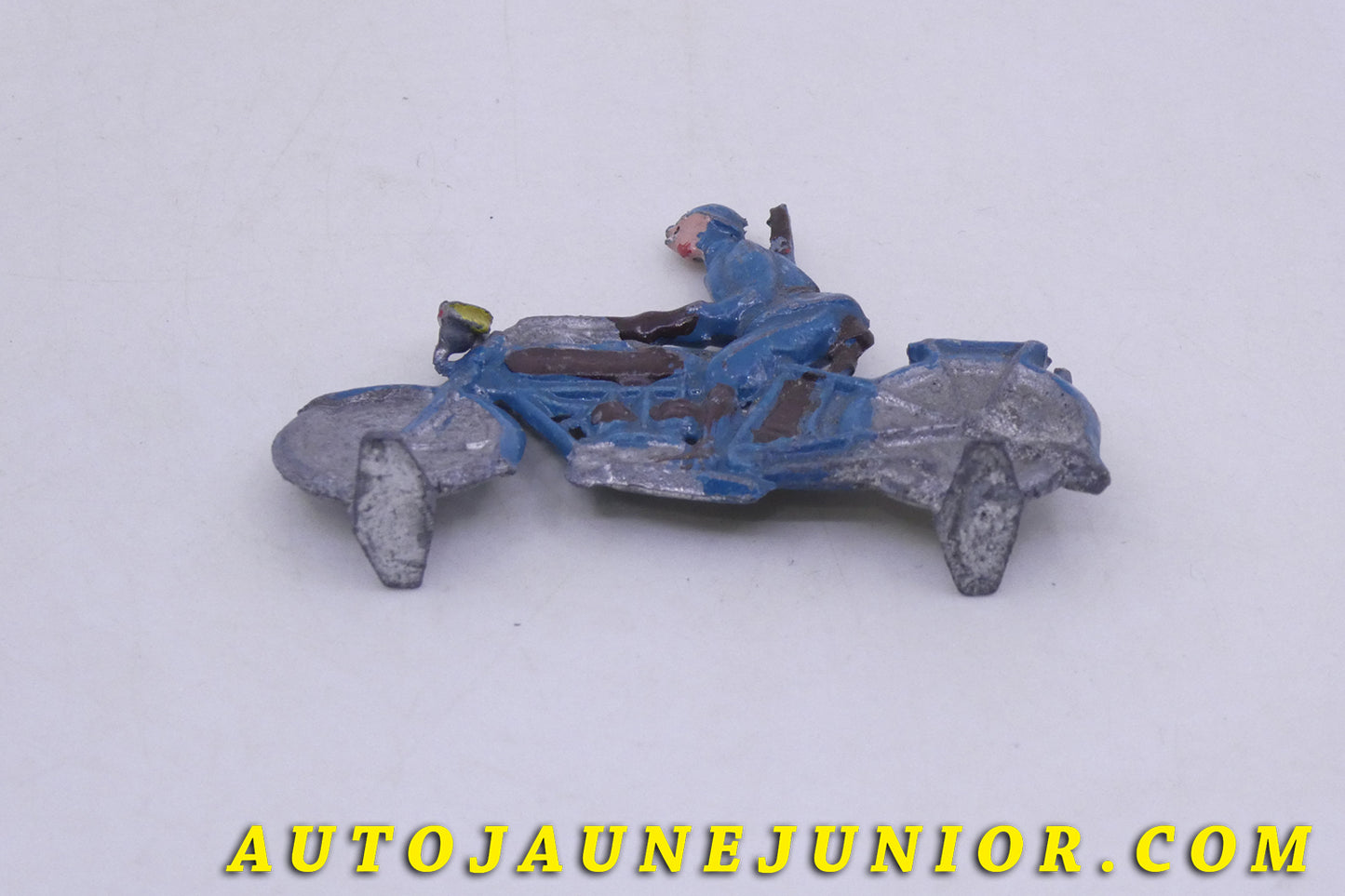 Le Germany Moto solo civil est en vente sur Auto Jaune Junior ! Découvrez nos collections de diecast Tekno, Politoys, Mebetoys, Mercury, Joal, Diapet, Märklin, TootsieToys.AutoJaune Junior ; Vous avez le même jouet ? Profitez de notre expertise pour vous accompagner dans la vente de vos modèles ou votre collection ! Nous achetons tous lots de miniatures ! Contactez nous !
