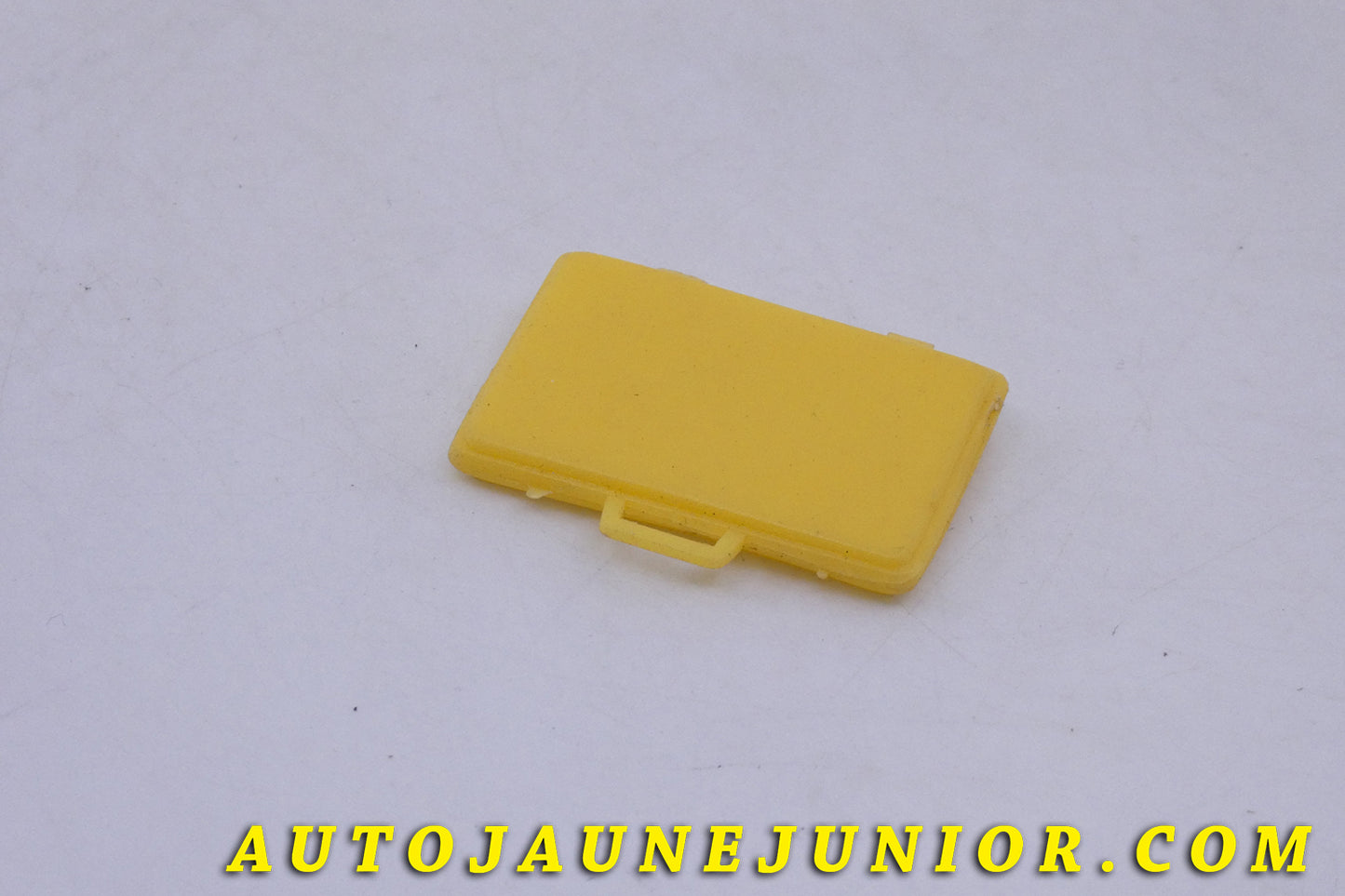 Le Objet divers Décoratif Valise est en vente sur Auto Jaune Junior ! Découvrez nos collections de diecast Tekno, Politoys, Mebetoys, Mercury, Joal, Diapet, Märklin, TootsieToys.AutoJaune Junior ; Vous avez le même jouet ? Profitez de notre expertise pour vous accompagner dans la vente de vos modèles ou votre collection ! Nous achetons tous lots de miniatures ! Contactez nous !