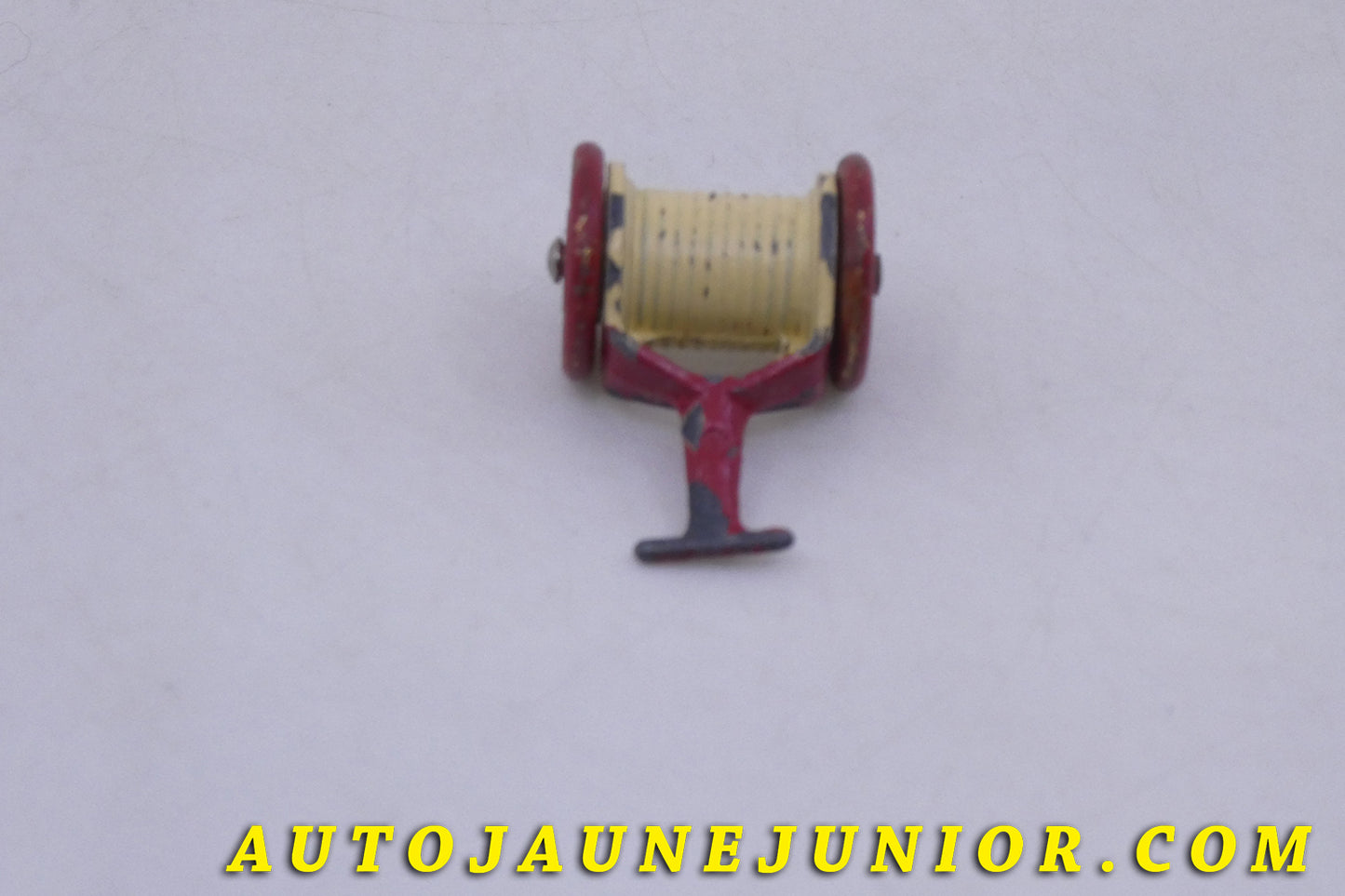 Le Dinky Toys Berliet Rouleau dévidoir Premiers secours est en vente sur Auto Jaune Junior ! Découvrez nos collections de diecast Tekno, Politoys, Mebetoys, Mercury, Joal, Diapet, Märklin, TootsieToys.AutoJaune Junior ; Vous avez le même jouet ? Profitez de notre expertise pour vous accompagner dans la vente de vos modèles ou votre collection ! Nous achetons tous lots de miniatures ! Contactez nous !