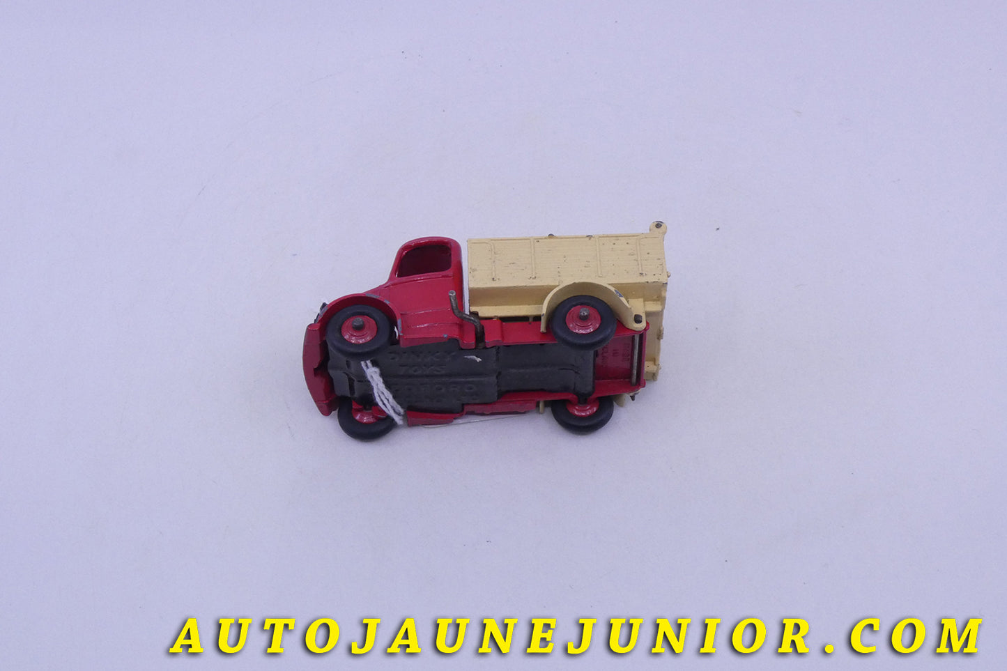 Le Dinky Toys Bedford "O" benne basculante est en vente sur Auto Jaune Junior ! Découvrez nos collections de diecast Tekno, Politoys, Mebetoys, Mercury, Joal, Diapet, Märklin, TootsieToys.AutoJaune Junior ; Vous avez le même jouet ? Profitez de notre expertise pour vous accompagner dans la vente de vos modèles ou votre collection ! Nous achetons tous lots de miniatures ! Contactez nous !