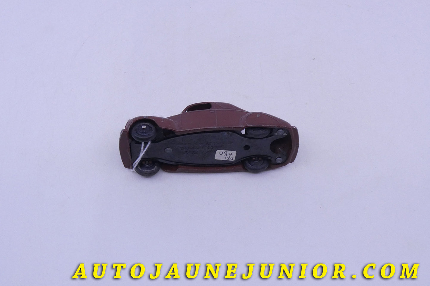 Le Dinky Toys Lincoln Zephyr est en vente sur Auto Jaune Junior ! Découvrez nos collections de diecast Tekno, Politoys, Mebetoys, Mercury, Joal, Diapet, Märklin, TootsieToys.AutoJaune Junior ; Vous avez le même jouet ? Profitez de notre expertise pour vous accompagner dans la vente de vos modèles ou votre collection ! Nous achetons tous lots de miniatures ! Contactez nous !