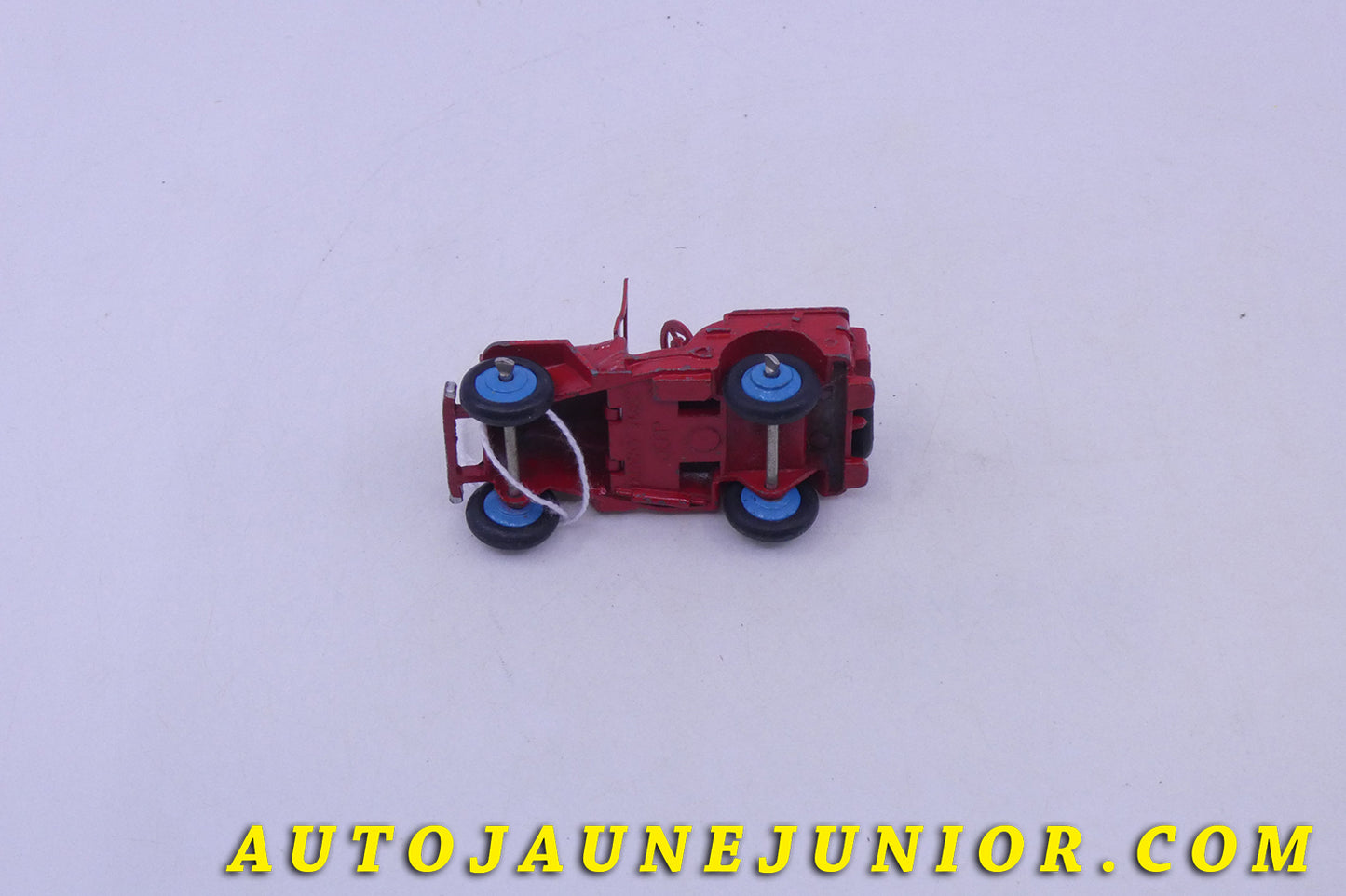Le Dinky Toys Willys Jeep civile est en vente sur Auto Jaune Junior ! Découvrez nos collections de diecast Tekno, Politoys, Mebetoys, Mercury, Joal, Diapet, Märklin, TootsieToys.AutoJaune Junior ; Vous avez le même jouet ? Profitez de notre expertise pour vous accompagner dans la vente de vos modèles ou votre collection ! Nous achetons tous lots de miniatures ! Contactez nous !